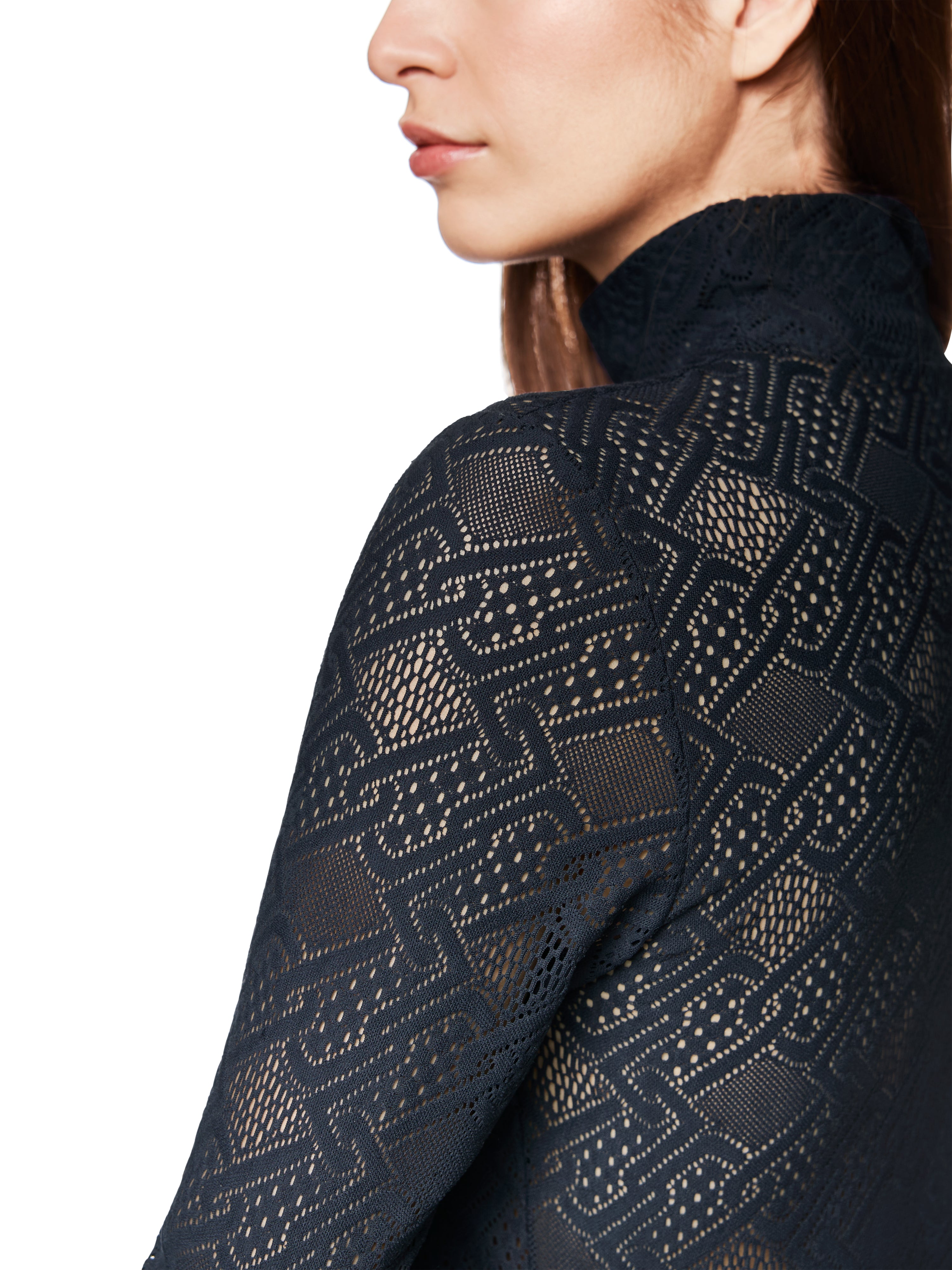 חולצה ארוכת שרוולים עשויה תחרה בעלת גזרה צמודההרכב: 93% פוליאמיד, 7% אלסטןהדוגמנית בגובה 1.79 ולובשת מידה 3 של מארק קיין