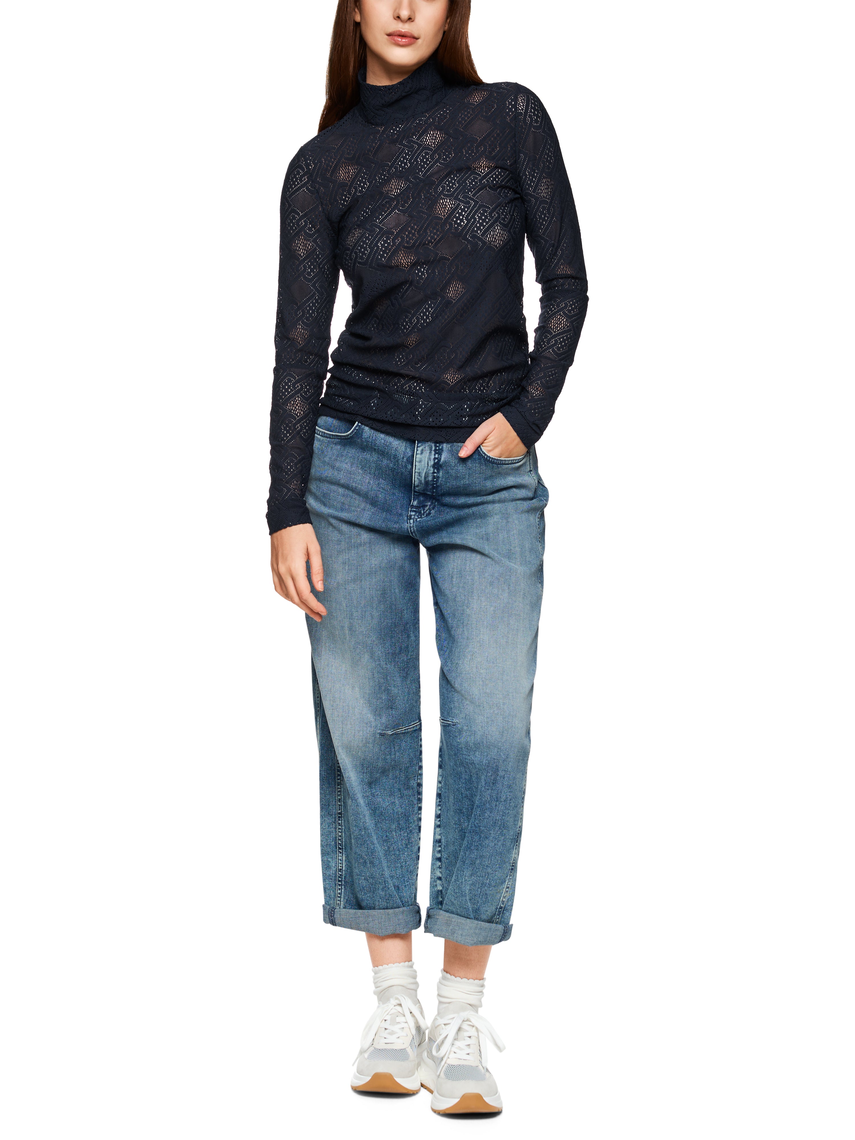 חולצה ארוכת שרוולים עשויה תחרה בעלת גזרה צמודההרכב: 93% פוליאמיד, 7% אלסטןהדוגמנית בגובה 1.79 ולובשת מידה 3 של מארק קיין