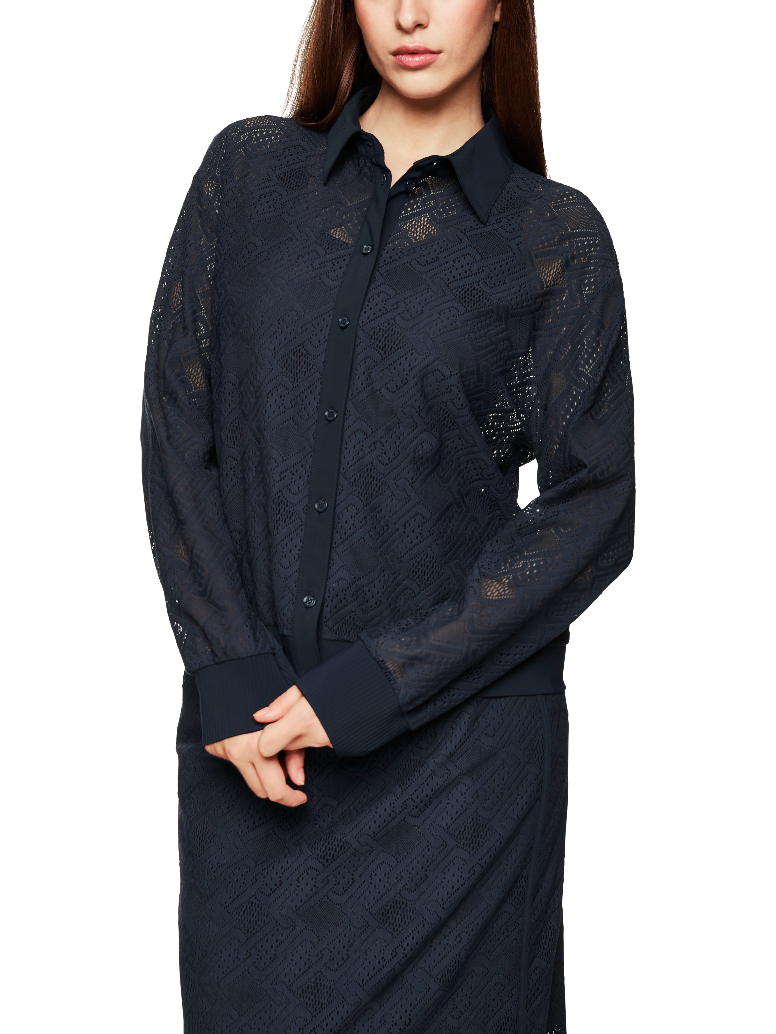 חולצה מכופתרת עם שרוולים ארוכים עשויה בד תחרההרכב: 93% פוליאמיד, 7% אלסטןהדוגמנית בגובה 1.79 ולובשת מידה 3 של מארק קיין