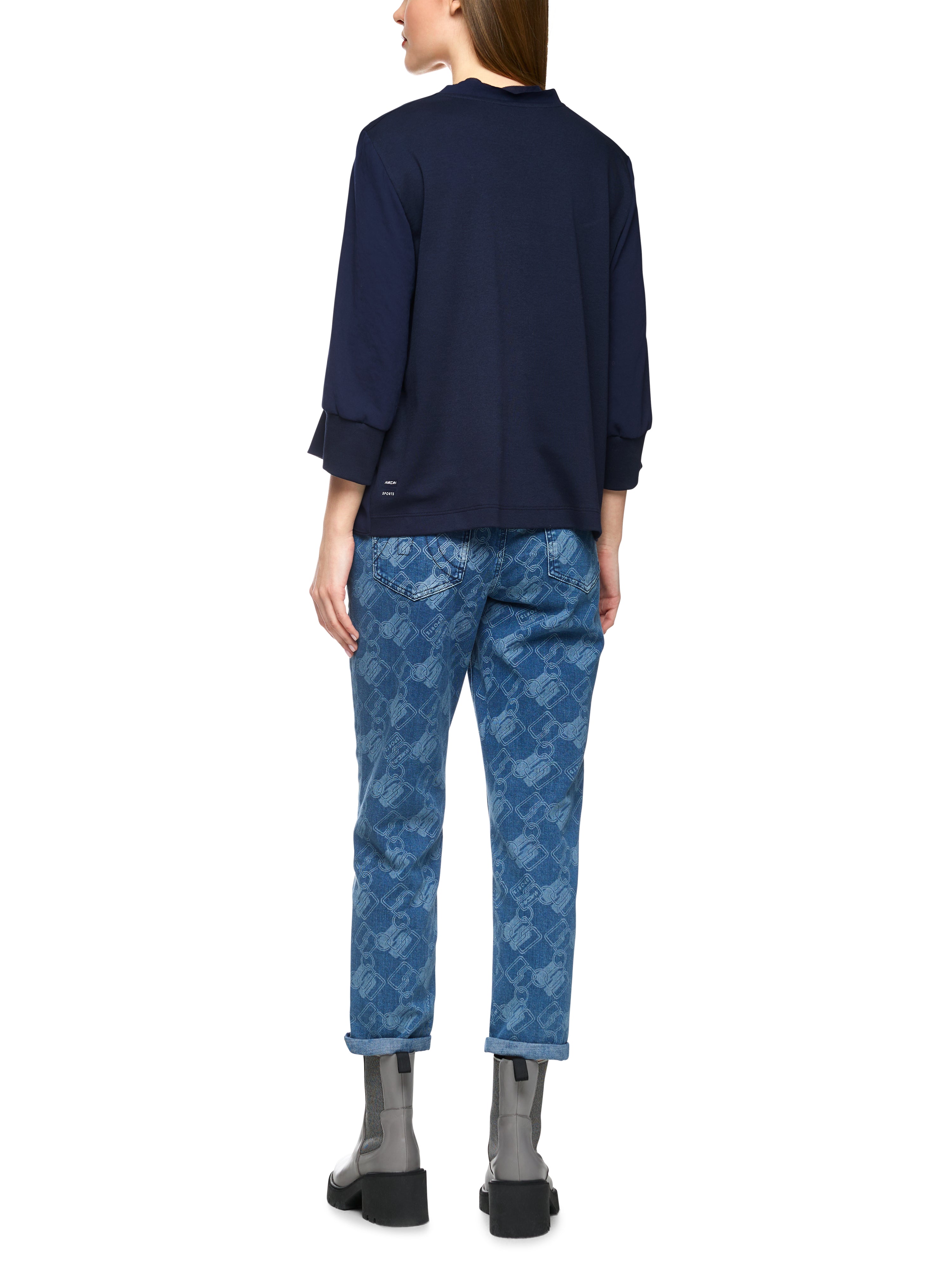 חולצה בגזרה זורמת עם צווארון V הרכב: 100% פוליאסטרהדוגמנית בגובה 1.79 ולובשת מידה 3 של מארק קיין