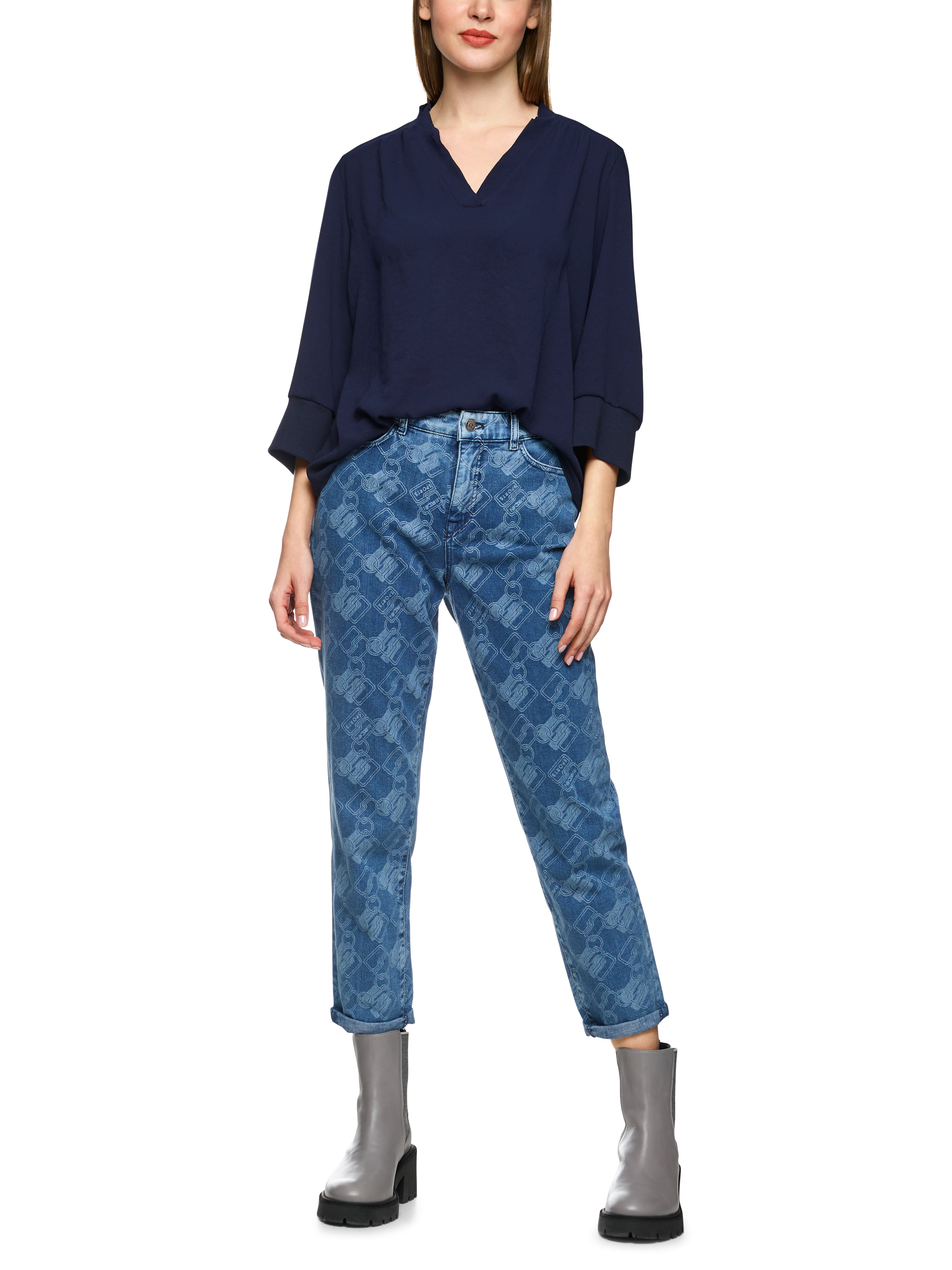 חולצה בגזרה זורמת עם צווארון V הרכב: 100% פוליאסטרהדוגמנית בגובה 1.79 ולובשת מידה 3 של מארק קיין