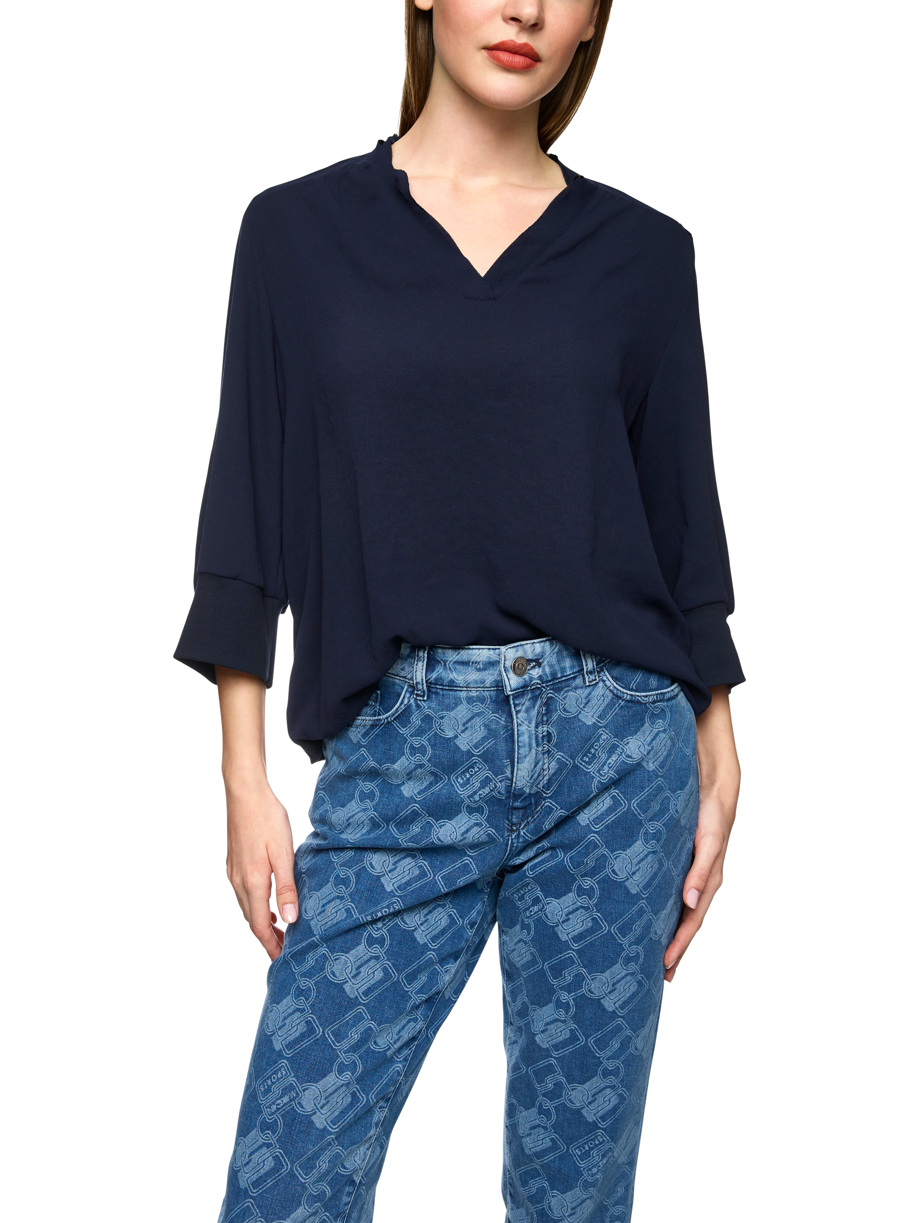 חולצה בגזרה זורמת עם צווארון V הרכב: 100% פוליאסטרהדוגמנית בגובה 1.79 ולובשת מידה 3 של מארק קיין