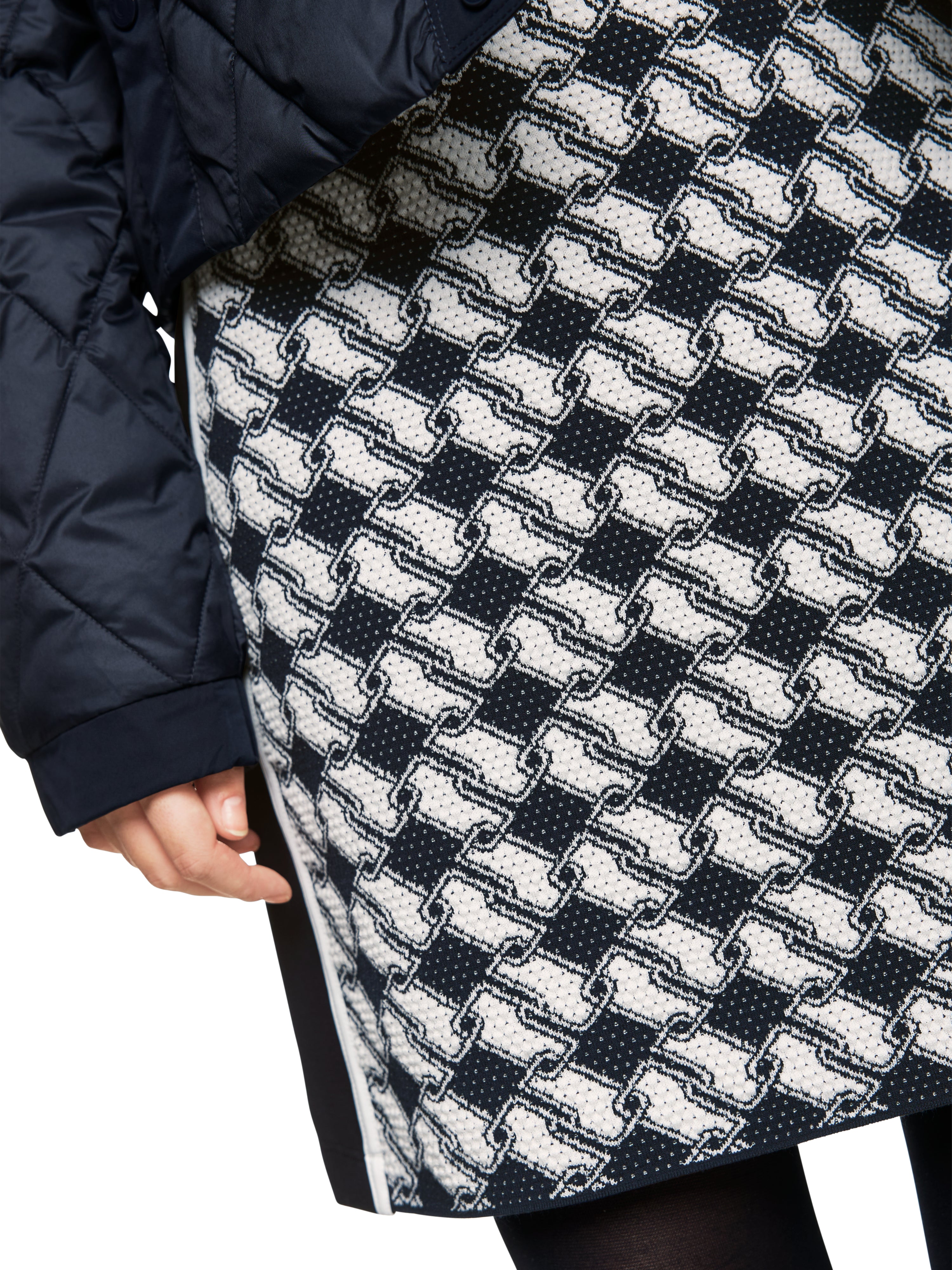 חצאית סרוגה בגזרה ישרה עם חגורה נמתחת הרכב: 47% פוליאמיד, 44% ויסקוזה, 9% אלסטןהדוגמנית בגובה 1.79 ולובשת מידה 3 של מארק קיין