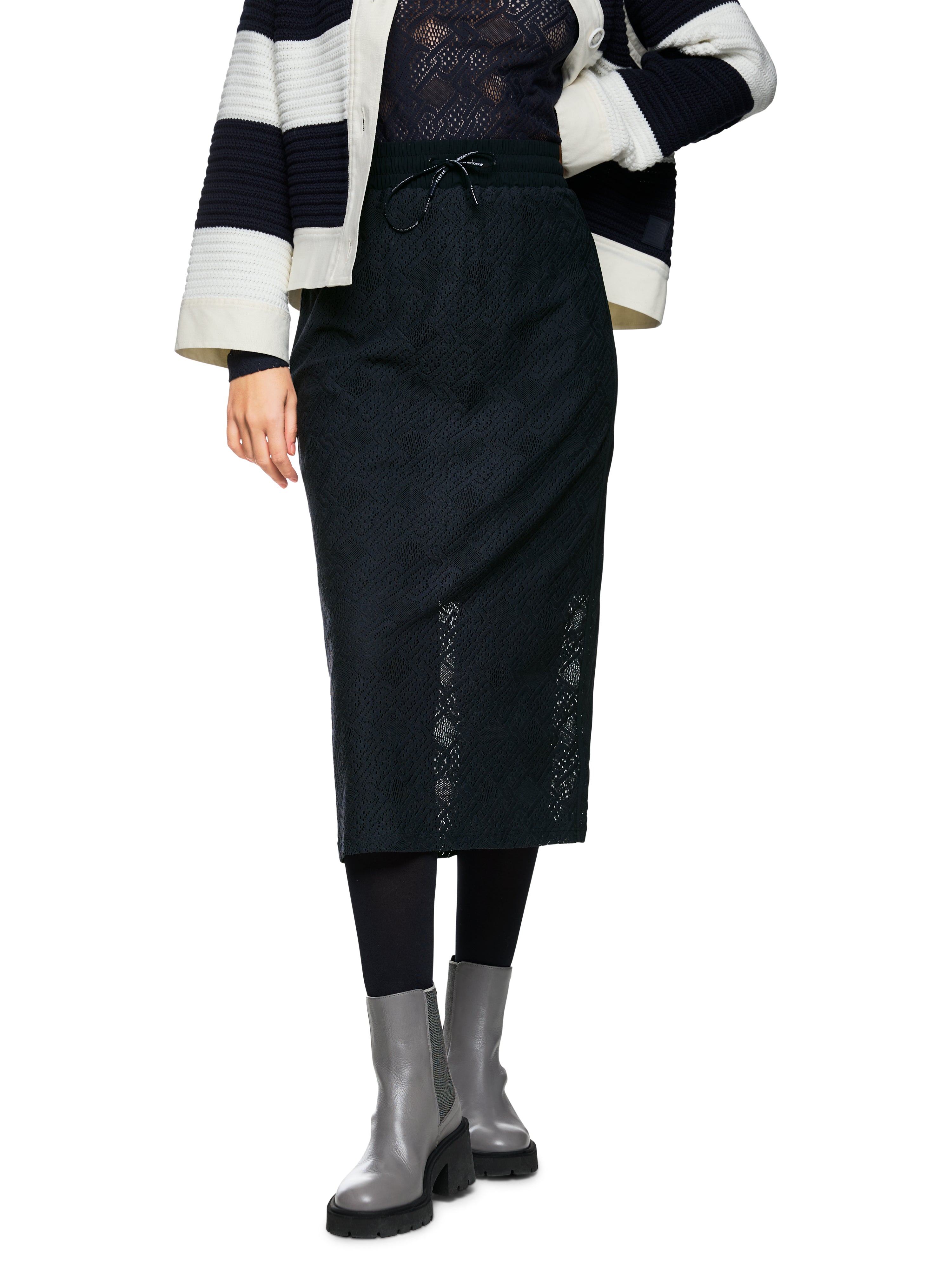 חצאית בגזרה ישרה עשויה מבד תחרה עם חגורת מותן נמתחתהרכב: 93% פוליאמיד, 7% אלסטןהדוגמנית בגובה 1.79 ולובשת מידה 3 של מארק קיין