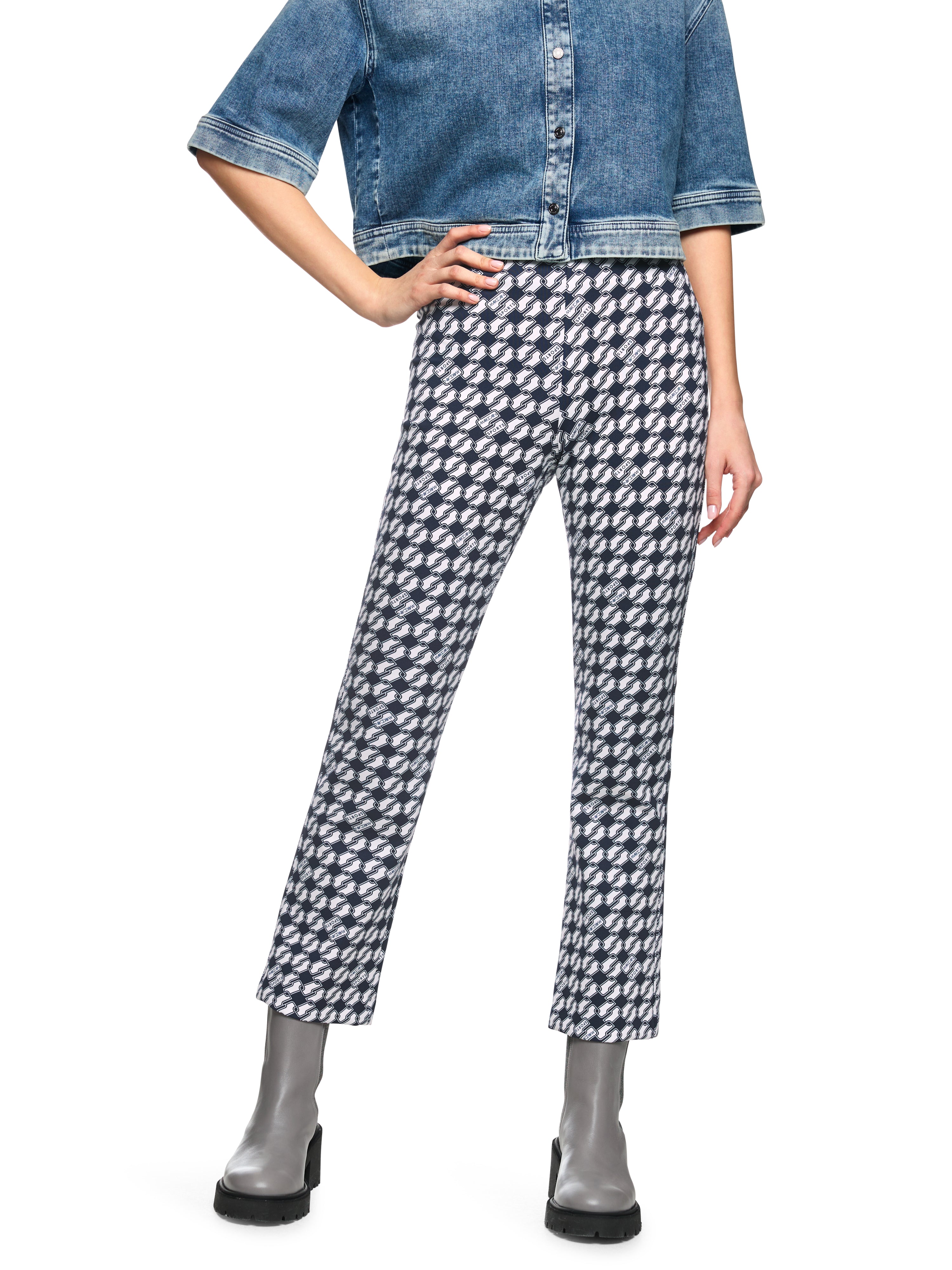 מכנסי סקובה עם הדפס וגומיית מותן אלסטיתהרכב: 87% פוליאמיד, 13% אלסטןהדוגמנית בגובה 1.79 ולובשת מידה 3 של מארק קיין