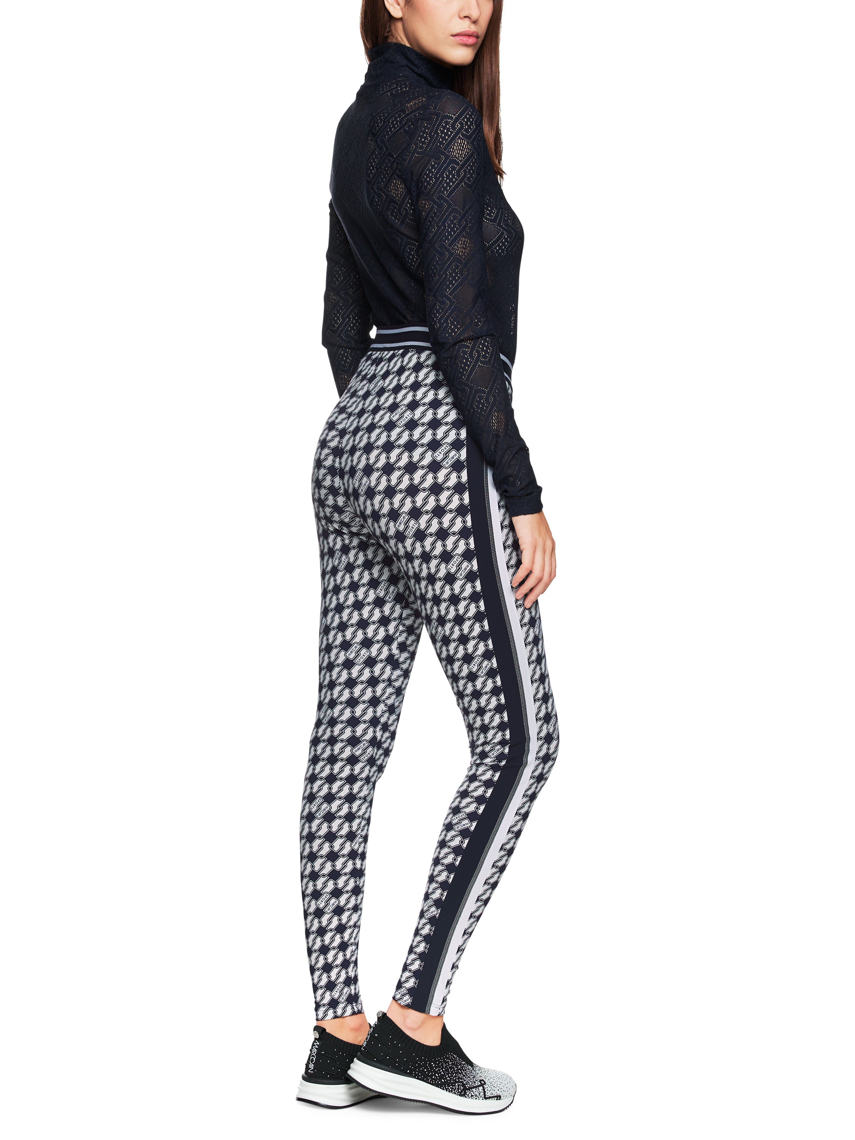 מכנסי טייץ בגזרה צמודה עם הדפס גאומטריהרכב: 75% פוליאמיד, 25% אלסטןהדוגמנית בגובה 1.79 ולובשת מידה 3 של מארק קיין