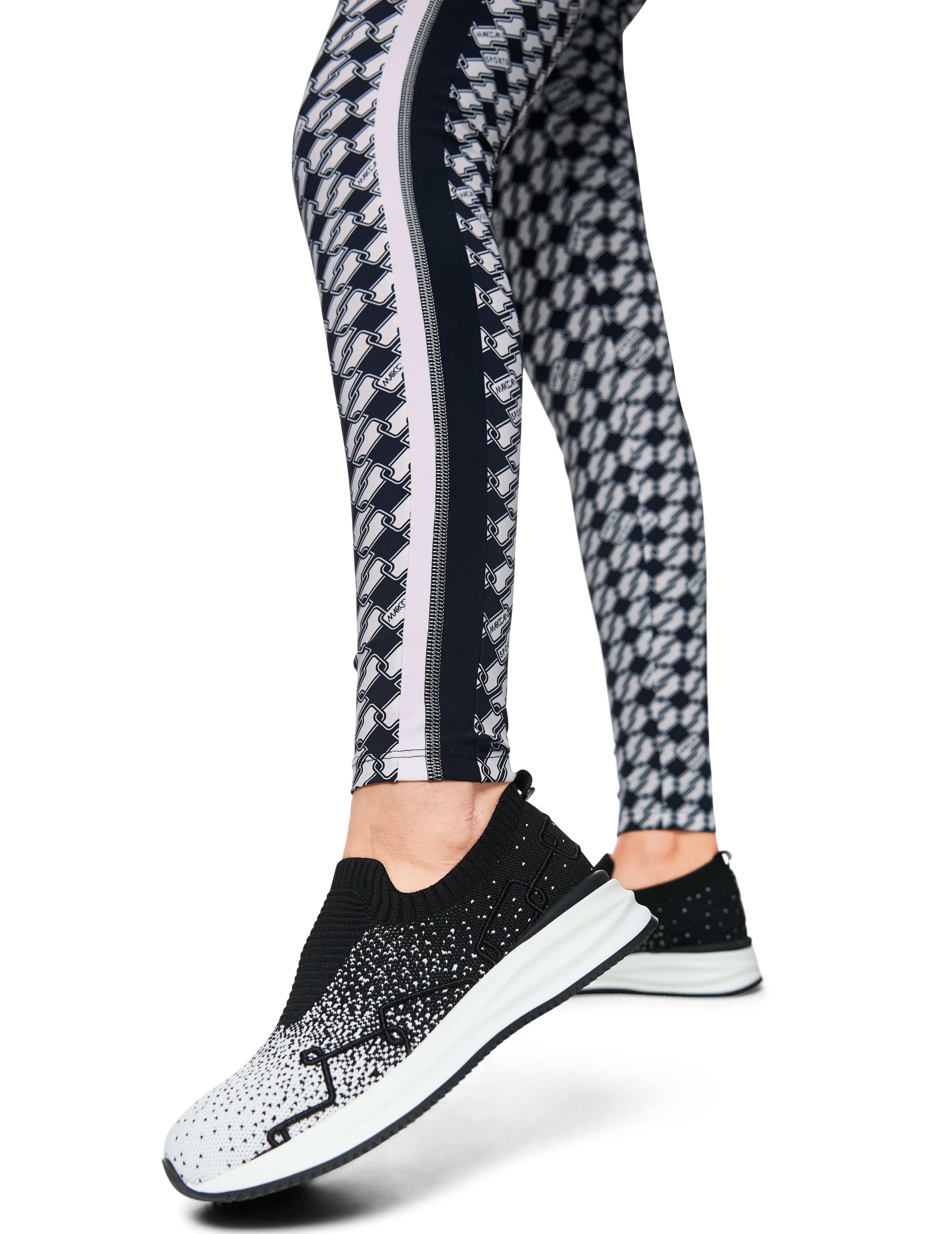 מכנסי טייץ בגזרה צמודה עם הדפס גאומטריהרכב: 75% פוליאמיד, 25% אלסטןהדוגמנית בגובה 1.79 ולובשת מידה 3 של מארק קיין