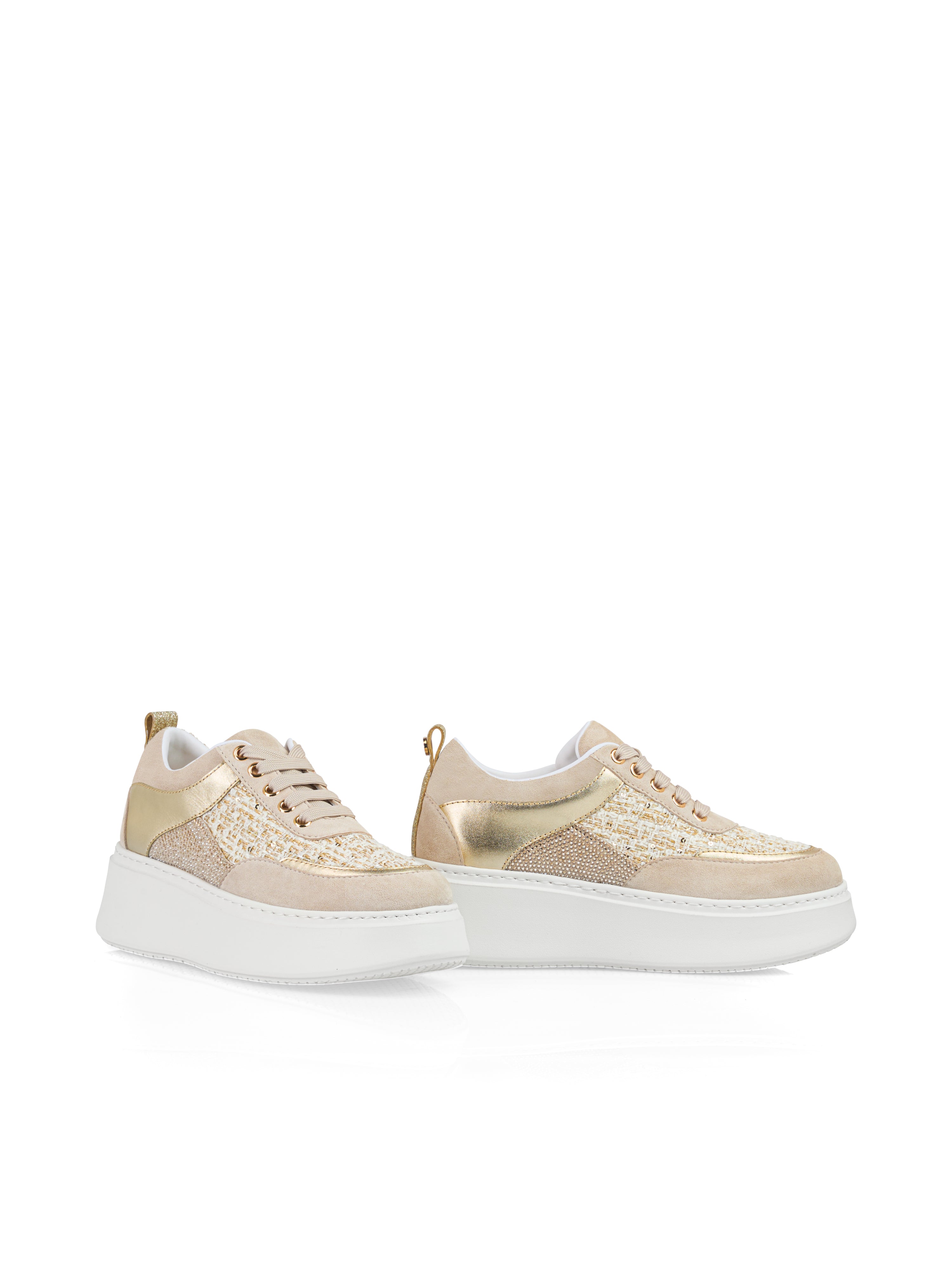 נעלי סניקרס פלטפורמה בגוון זהב עם נצנצים, כוללות רצועות קשירה, לשון אחורית, סוליית פלטפורמה בולטת בגובה 60 מ"מ, וחריצים דקורטיבייםהרכב הבד: 80% פוליאסטר, 20% עור