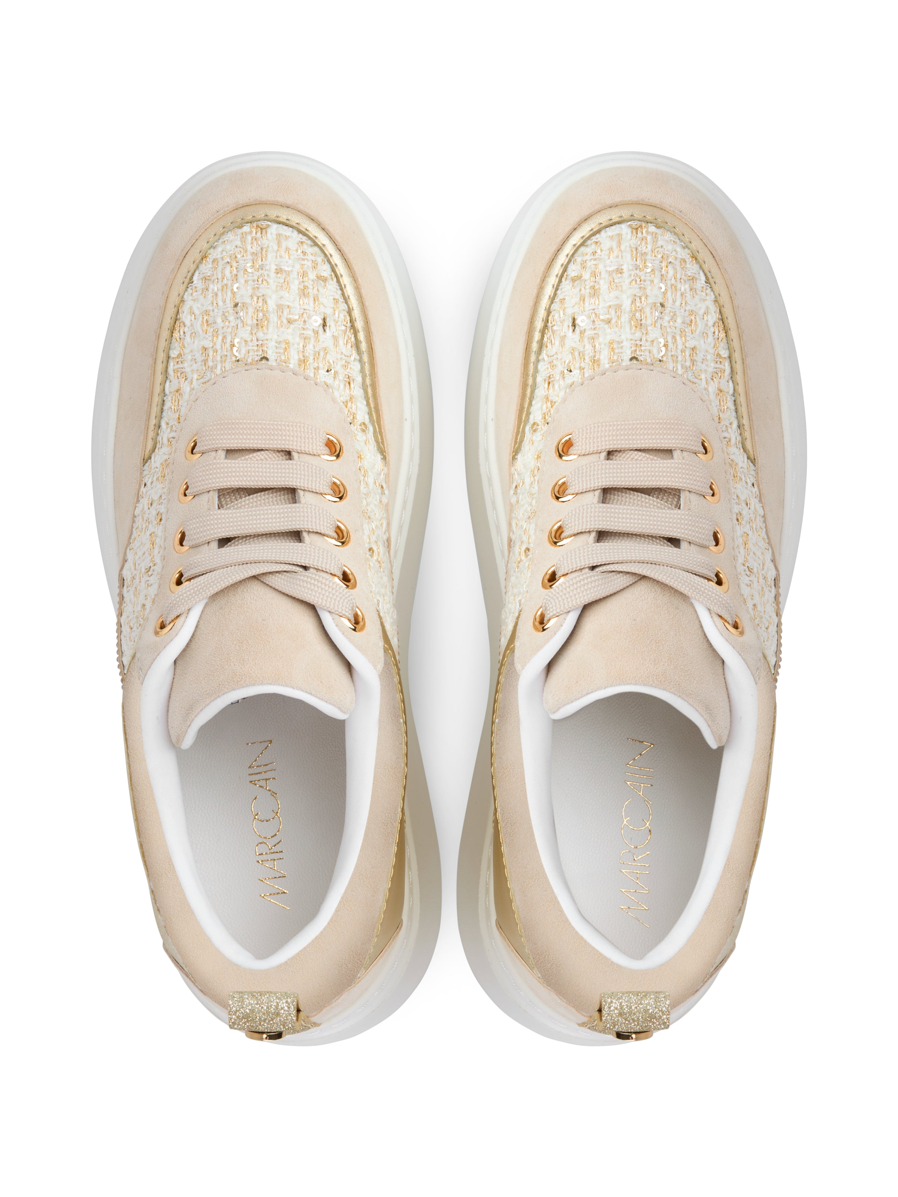 נעלי סניקרס פלטפורמה בגוון זהב עם נצנצים, כוללות רצועות קשירה, לשון אחורית, סוליית פלטפורמה בולטת בגובה 60 מ"מ, וחריצים דקורטיבייםהרכב הבד: 80% פוליאסטר, 20% עור