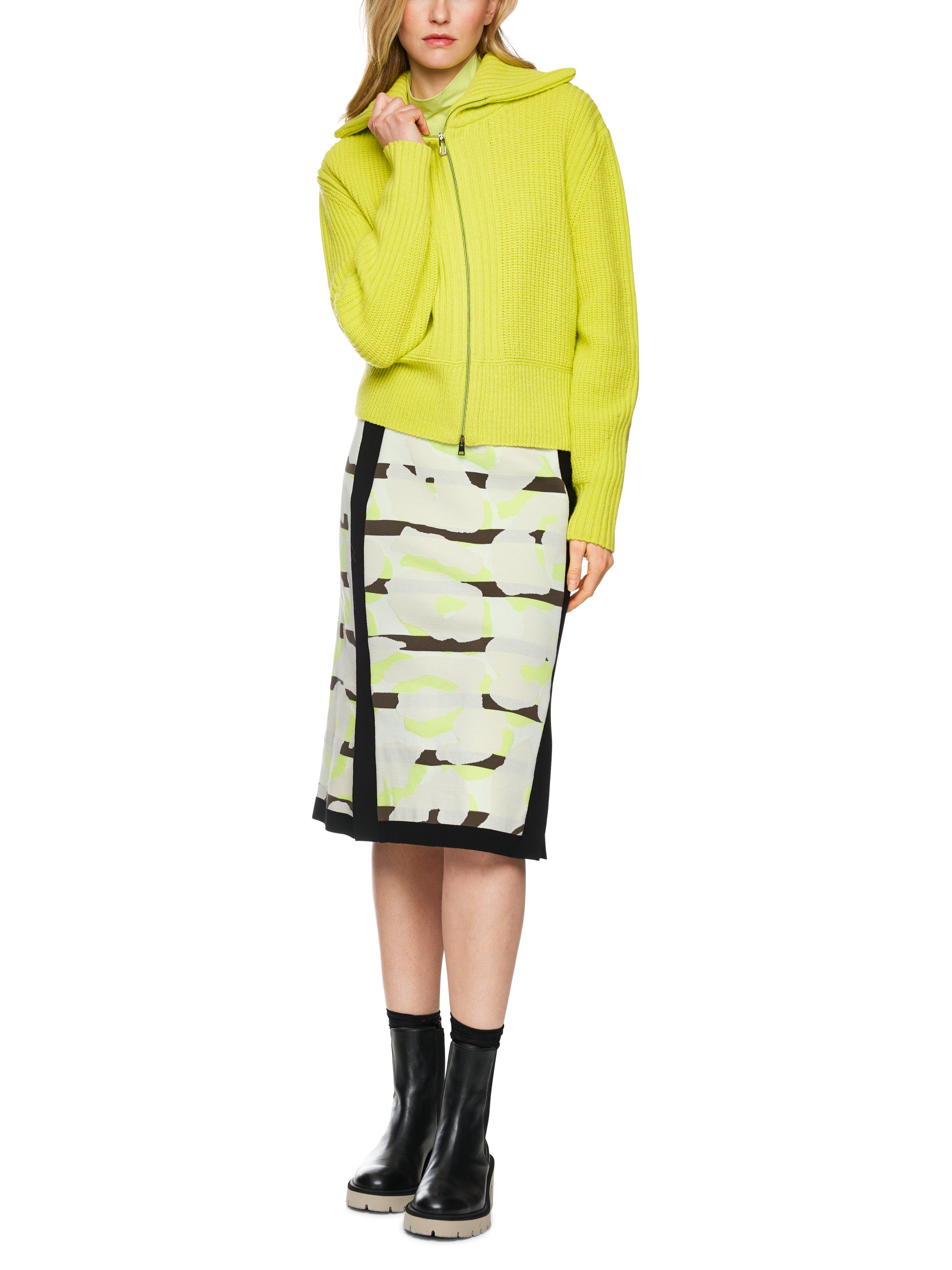 קרדיגן בגזרה נינוחה עם צווארון גבוה ורוכסן דו כיווניהרכב: 35% צמר, 30% ויסקוזה, 20% קשמיר, 15% פוליאמידהדוגמנית בגובה 1.79 ולובשת מידה 3 של מארק קיין