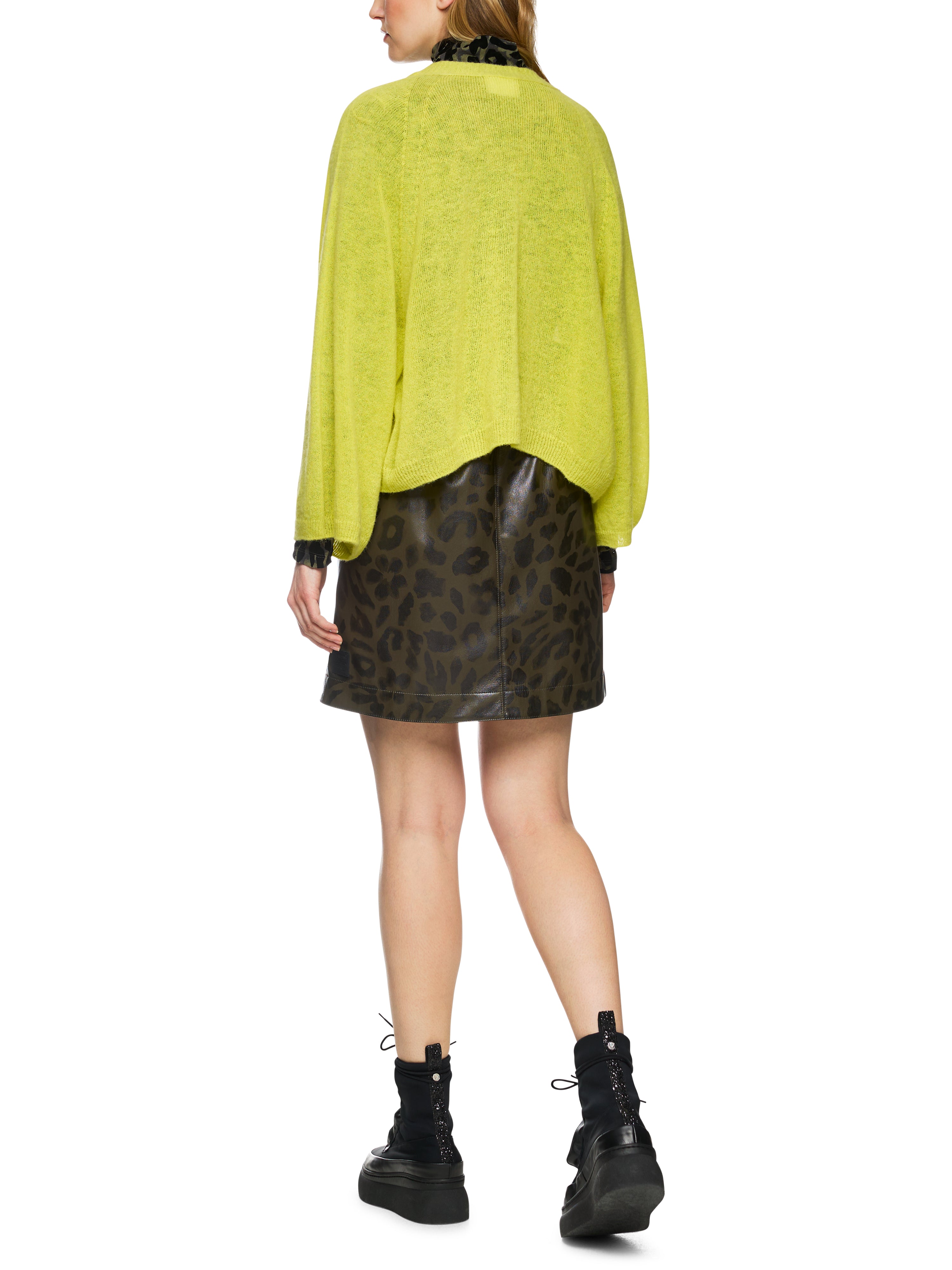  קרדיגן סרוג בגזרה רופפת הרכב: 55% אלפקה, 35% פוליאמיד, 10% צמרהדוגמנית בגובה 1.79 ולובשת מידה 3 של מארק קיין