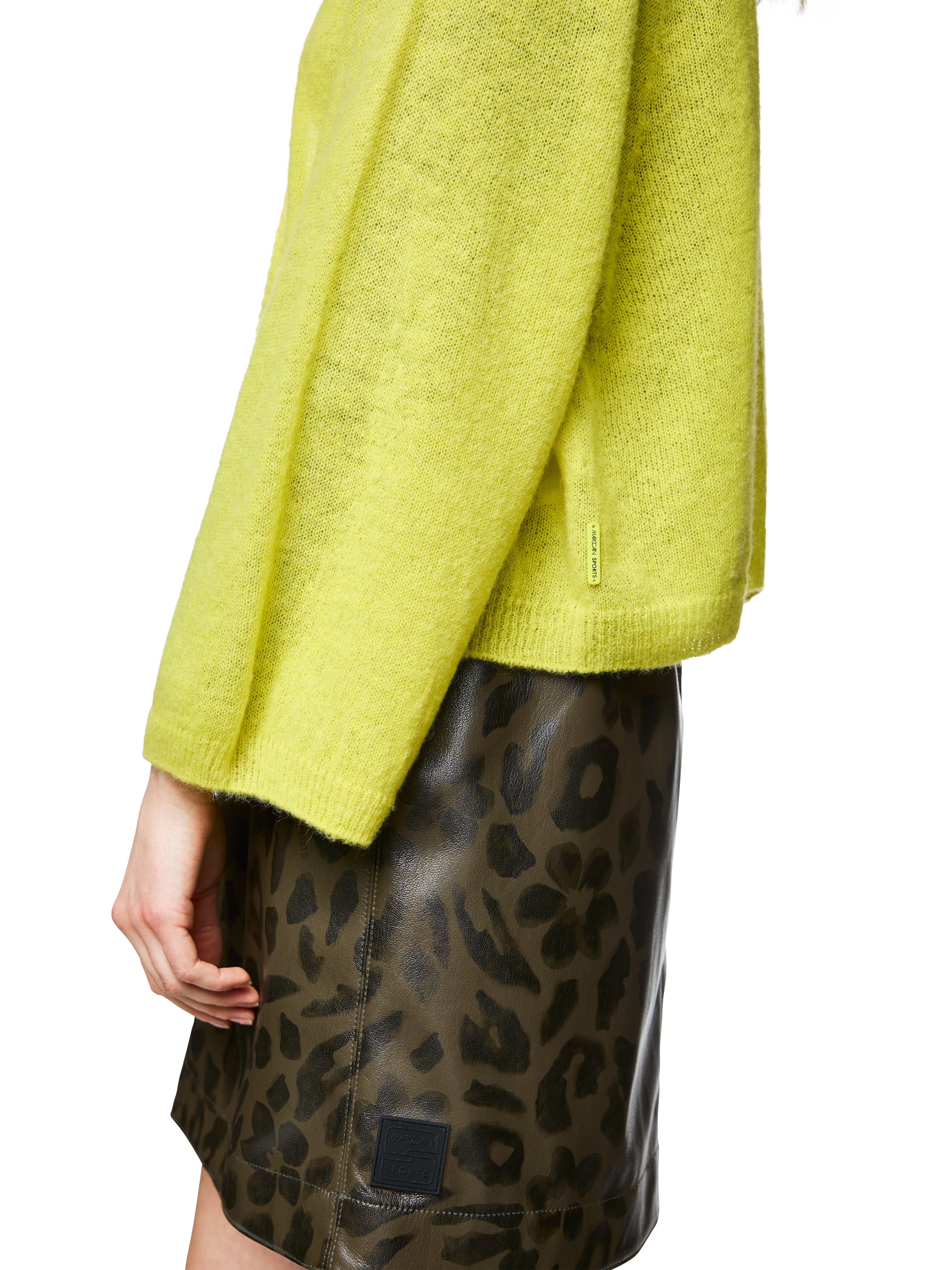  קרדיגן סרוג בגזרה רופפת הרכב: 55% אלפקה, 35% פוליאמיד, 10% צמרהדוגמנית בגובה 1.79 ולובשת מידה 3 של מארק קיין