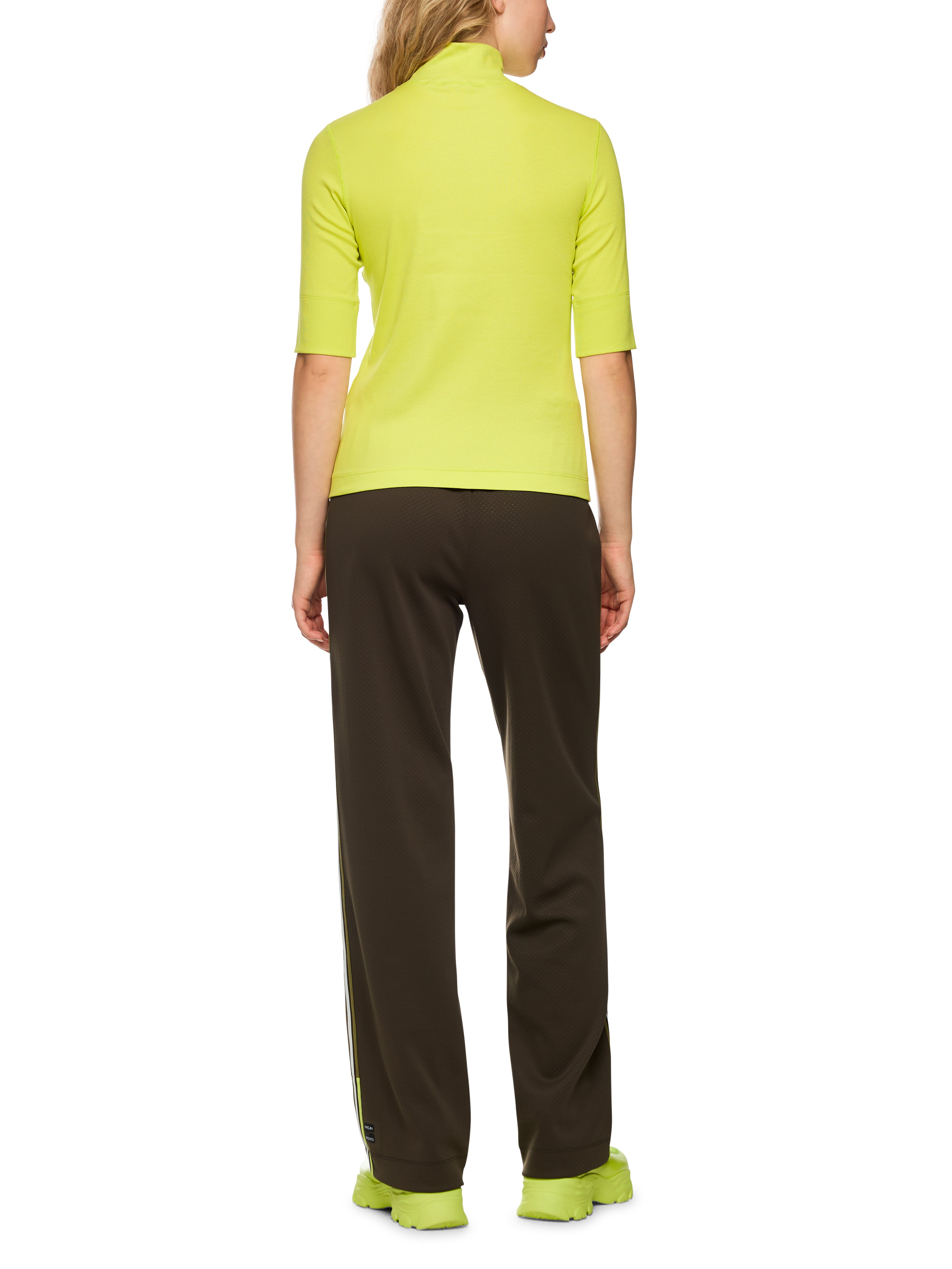 חולצת טי גזרה צמודה עשויה בד כותנה נמתח עם צווארון גבוההרכב: 94% כותנה, 6% אלסטןהדוגמנית בגובה 1.79 ולובשת מידה 3 של מארק קיין