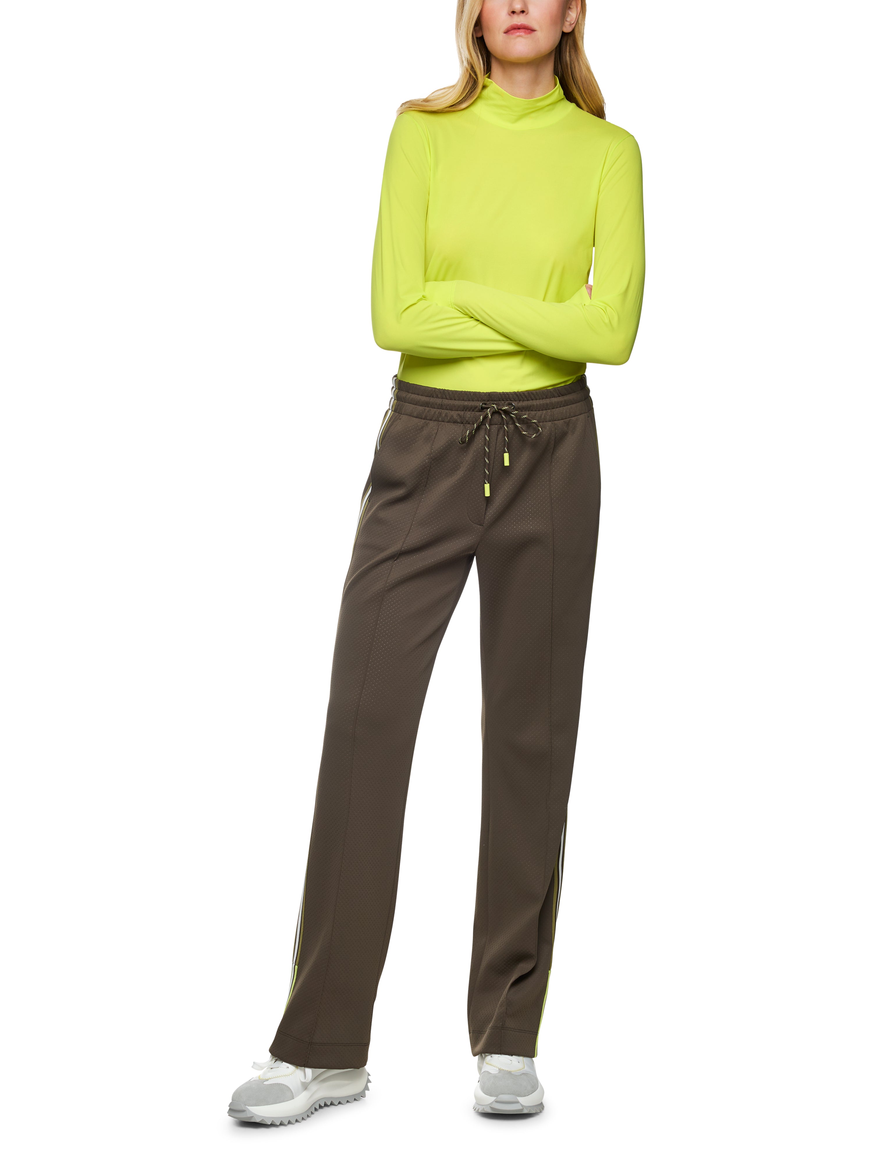 חולצת גולף בגזרה צמודה עם שרוולים ארוכיםהרכב: 87% פוליאמיד, 13% אלסטןהדוגמנית בגובה 1.79 ולובשת מידה 3 של מארק קיין