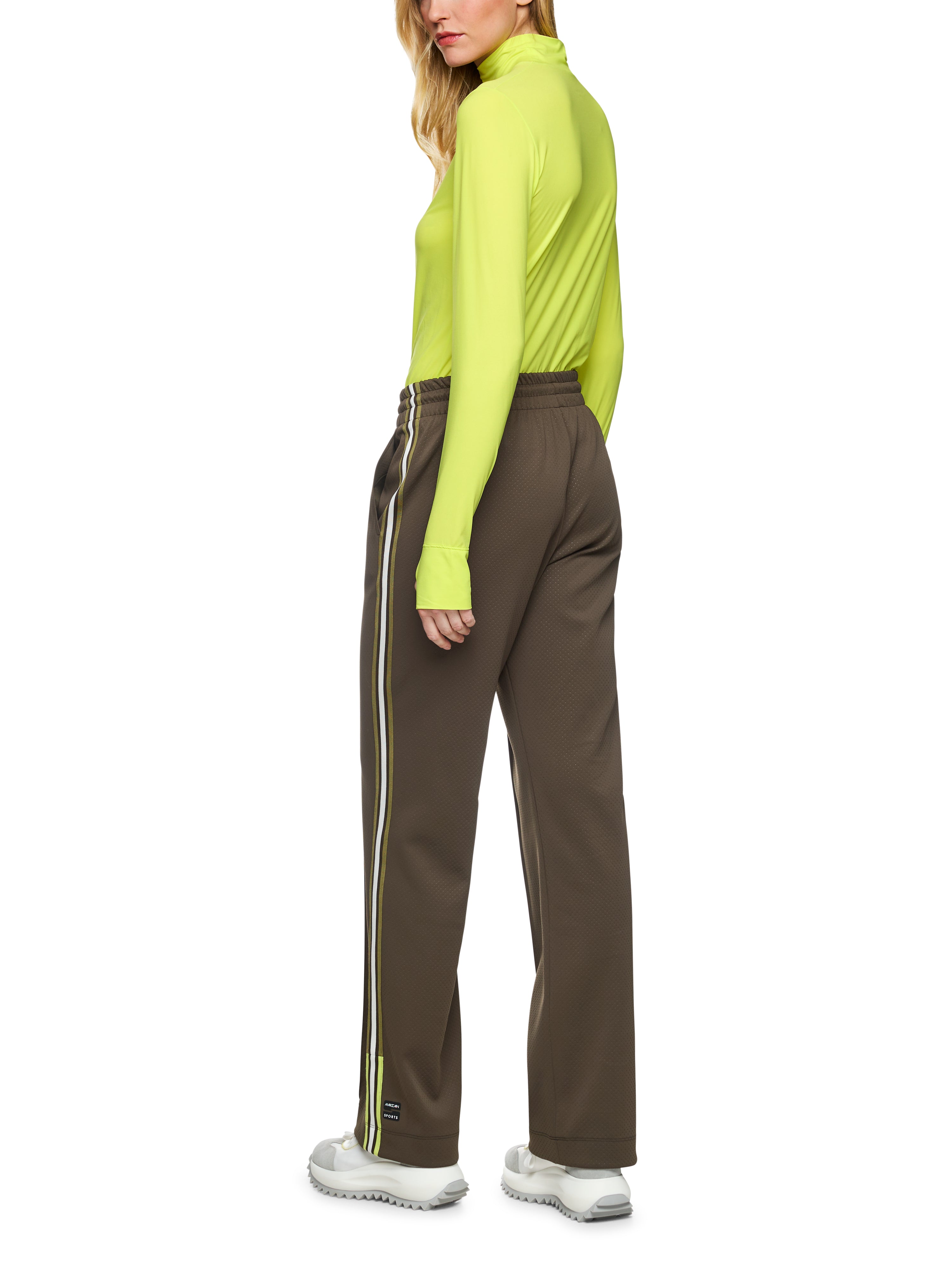 חולצת גולף בגזרה צמודה עם שרוולים ארוכיםהרכב: 87% פוליאמיד, 13% אלסטןהדוגמנית בגובה 1.79 ולובשת מידה 3 של מארק קיין