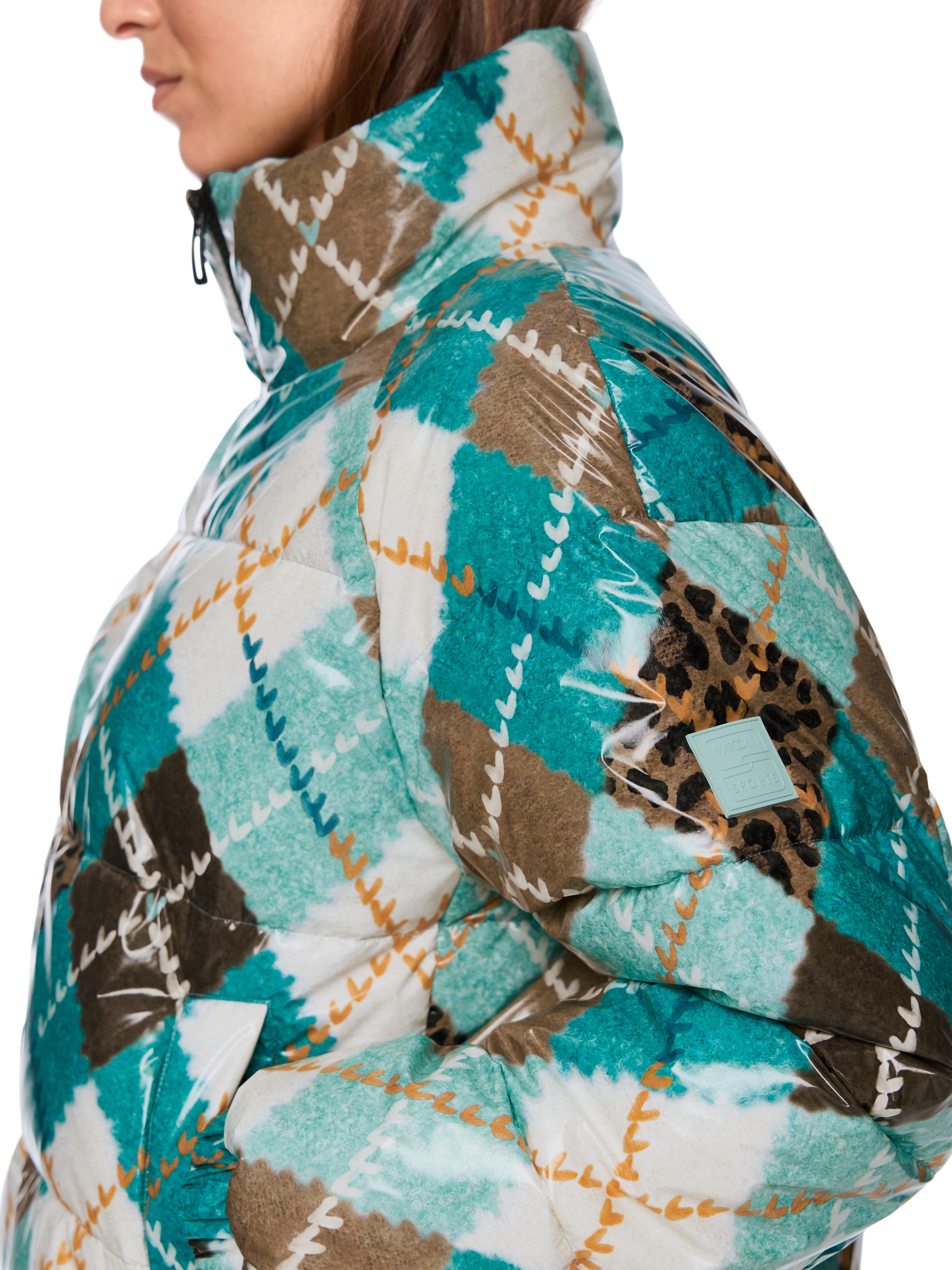 מעיל מרופד בצבע כחול ירקרק עם דוגמה גיאומטריתסגירה ברוכסן וגזרה ישרה הרכב בד: 100% פוליאמיד עם ציפוי פוליאוריתןהדוגמנית בגובה 1.79 ולובשת מידה 3 של מארק קיין 