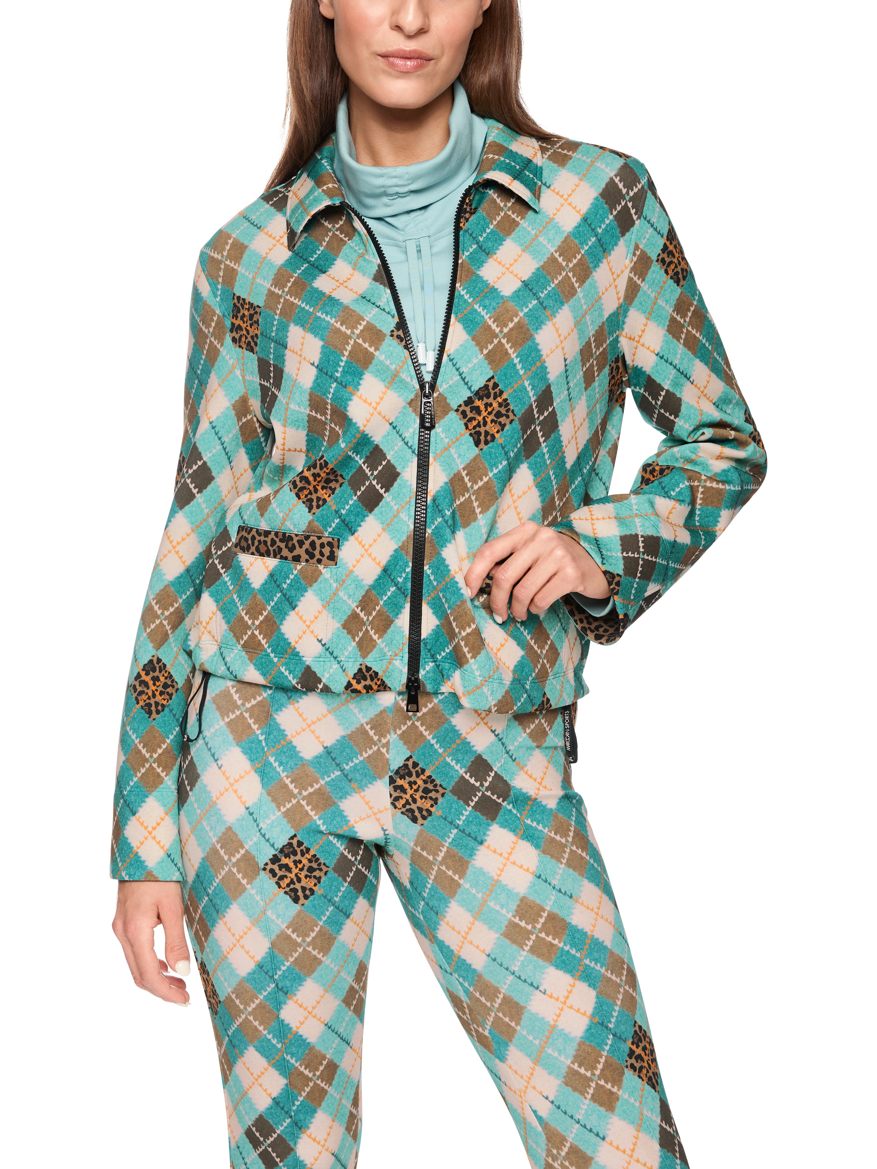 ז’קט ג’רזי סקובה בדוגמה גאומטריתרוכסן דו-כיווני וכיסים קדמייםפרטי הדפס נמר על כיסים, צווארון ושרווליםהרכב בד: 87% פוליאסטר, 13% אלסטןהדוגמנית בגובה 1.79 ולובשת מידה 3 של מארק קיין 