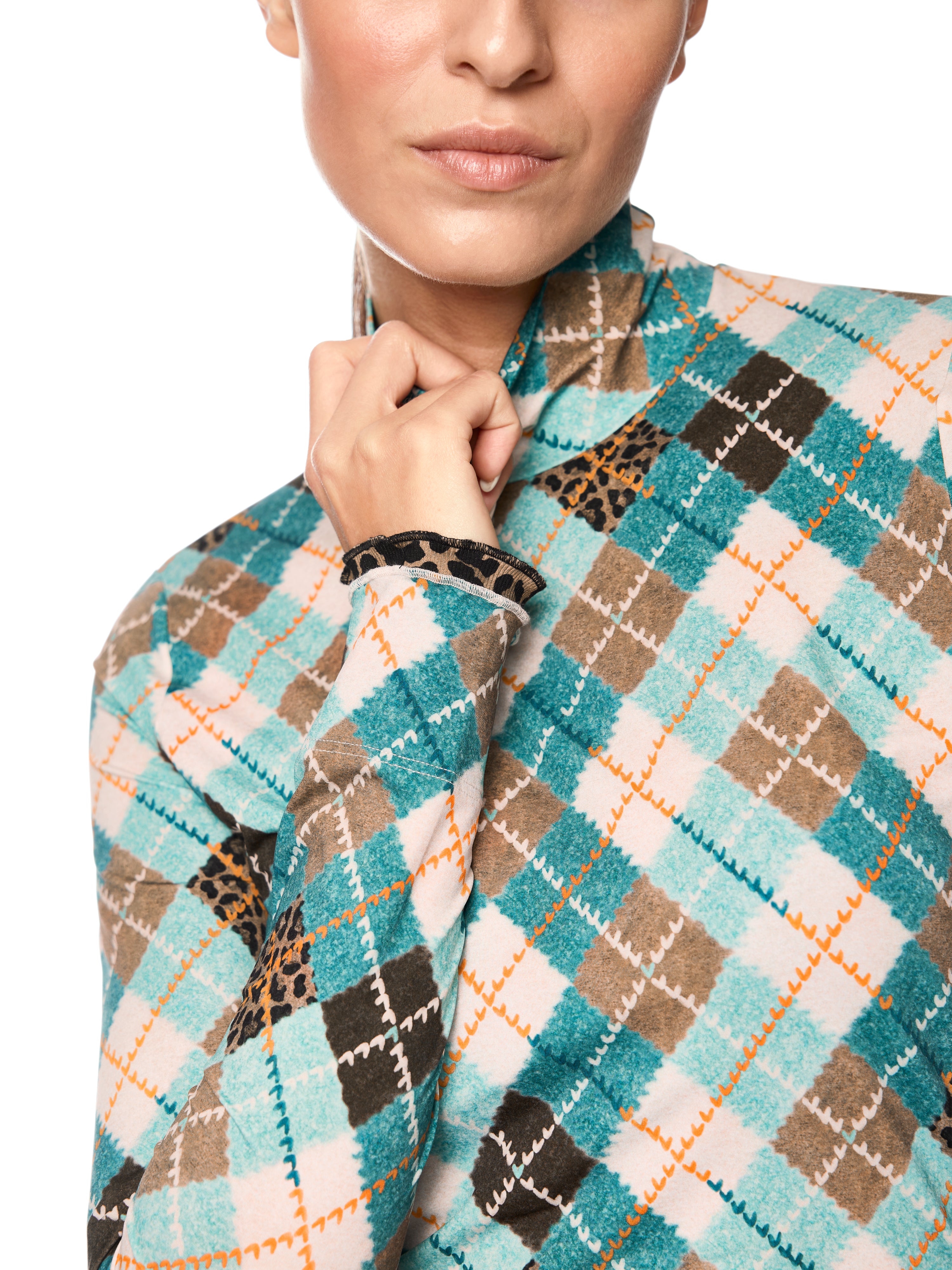 חולצה צמודה עם שרוולים ארוכים וצווארון גולף קלאסימעוטרת בדוגמת משבצות אלגנטית ועם הדפס מנומר על השרווליםהרכב בד: 84% פוליאמיד, 16% אלסטאןהדוגמנית בגובה 1.79 ולובשת מידה 3 של מארק קיין