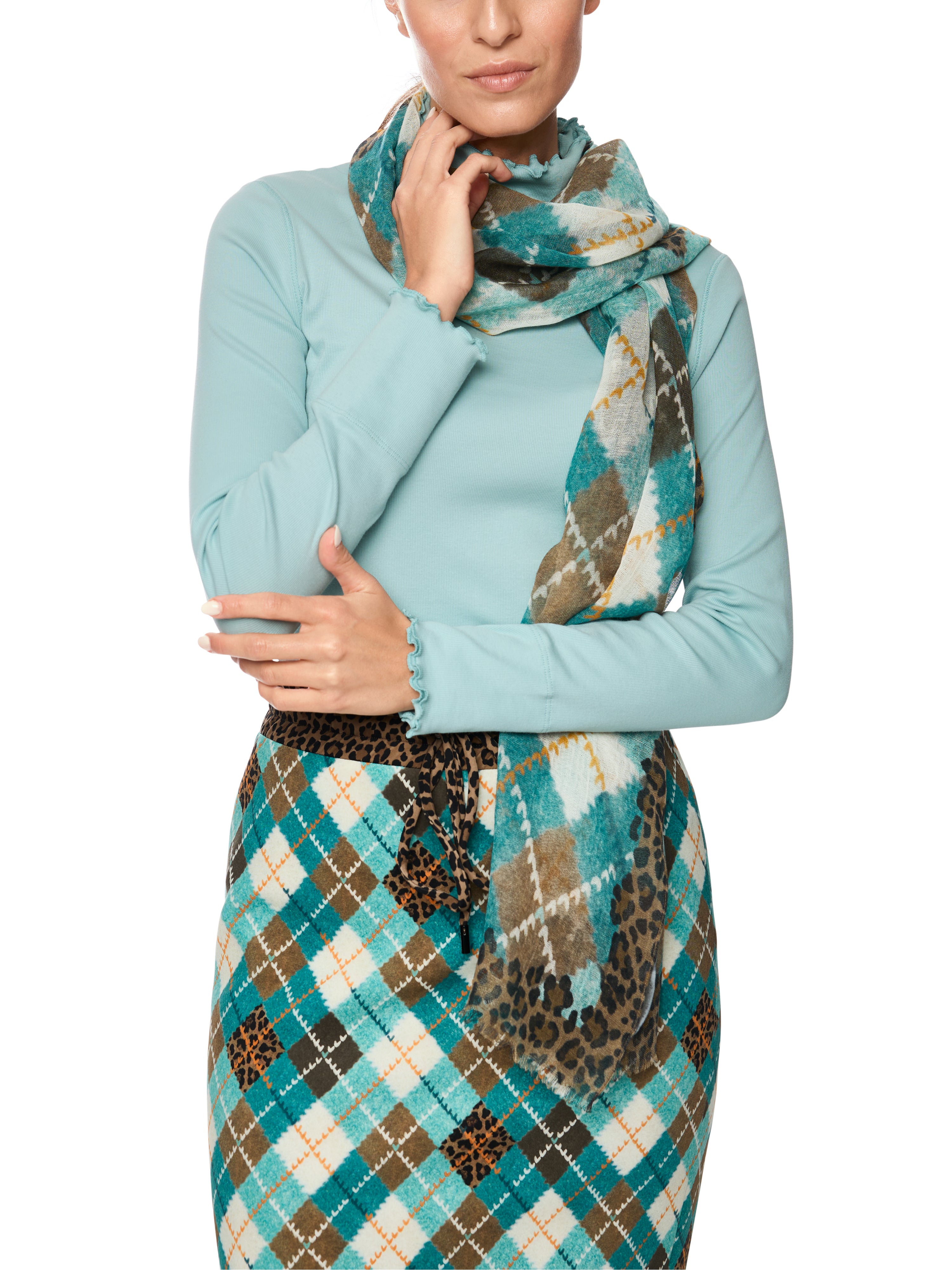 חולצת גולף צמודה עם שרוולים ארוכים בצבע טורקיז בהירעשויה בד רך ונעים עם תפרים מגולגלים בקצוות השרוולים ובצווארוןהרכב בד: 94% כותנה, 6% אלסטןהדוגמנית בגובה 1.79 ולובשת מידה 3 של מארק קיין