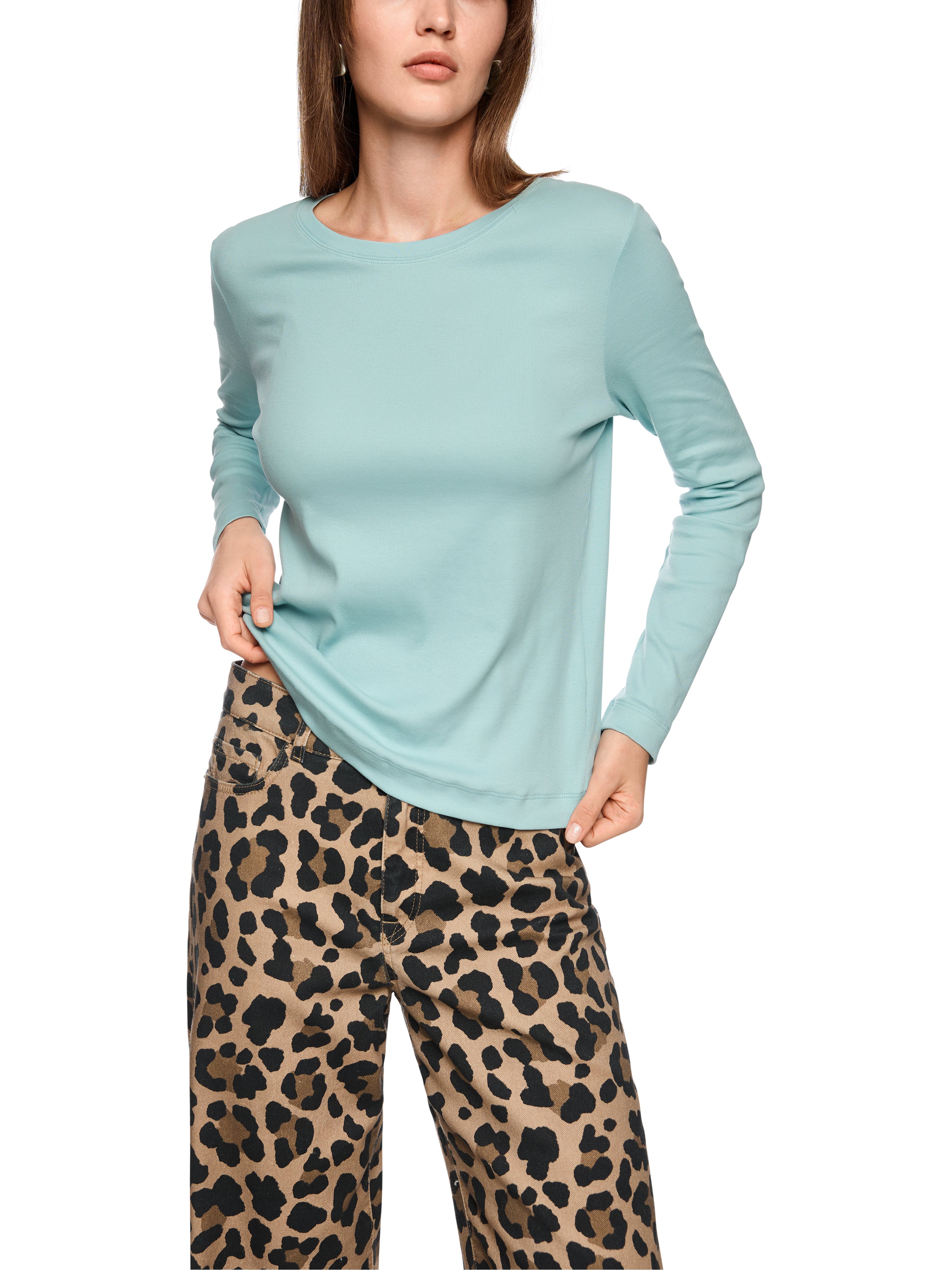 חולצת טי בגזרה ישרה עם שרוולים ארוכיםהרכב בד: 94% כותנה, 6% אלסטןהדוגמנית בגובה 1.79 ולובשת מידה 3 של מארק קיין