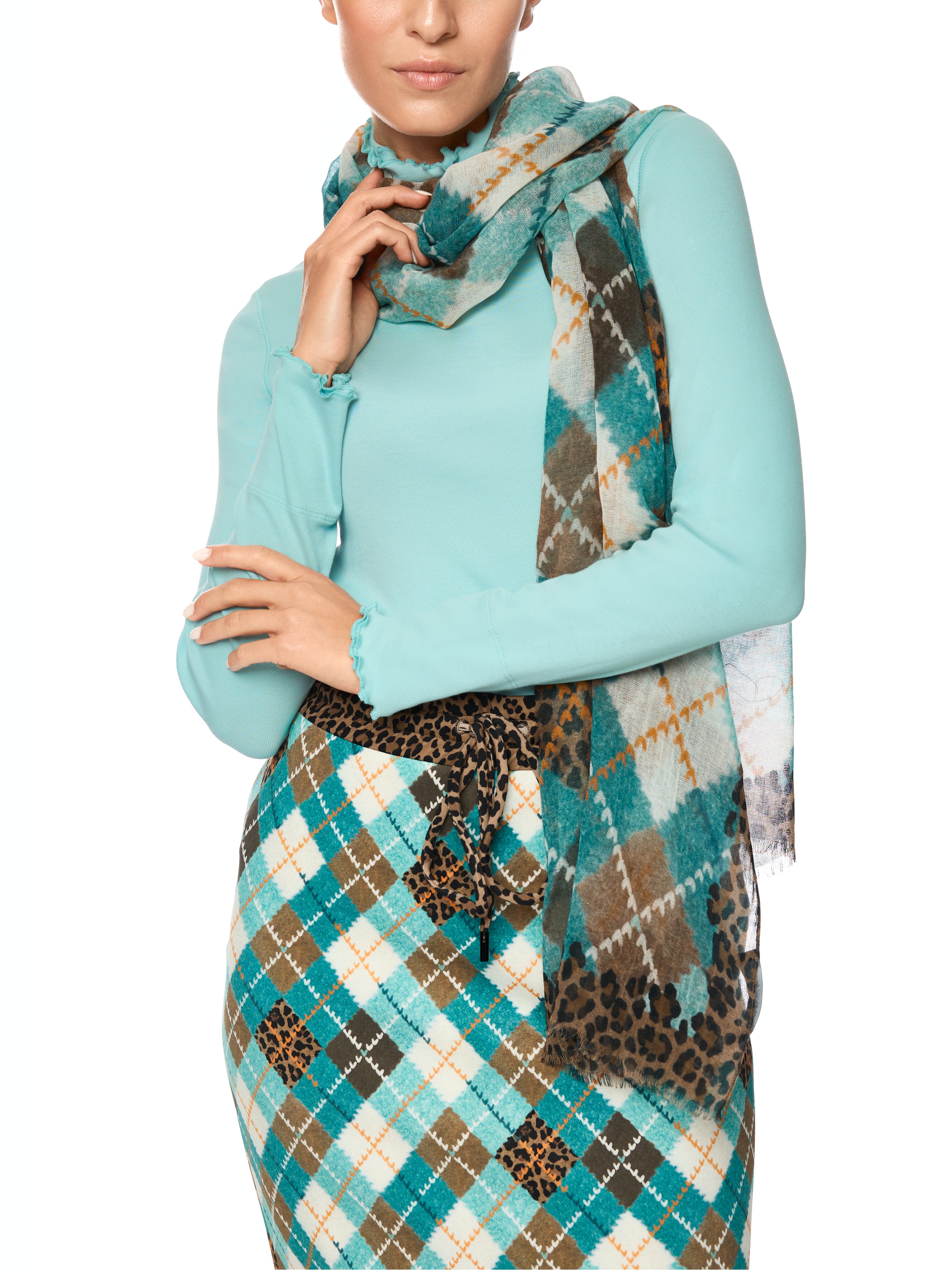 צעיף מוארך ורך במיוחד בגווני כחול וחום, עם הדפס קלאסי בשילוב מסגרת בדוגמת פרוות נמרפרנזים עדינים בקצוות ומרקם נעיםהרכב בד: 90% צמר, 10% קשמירמידות: 65*200 ס"מ