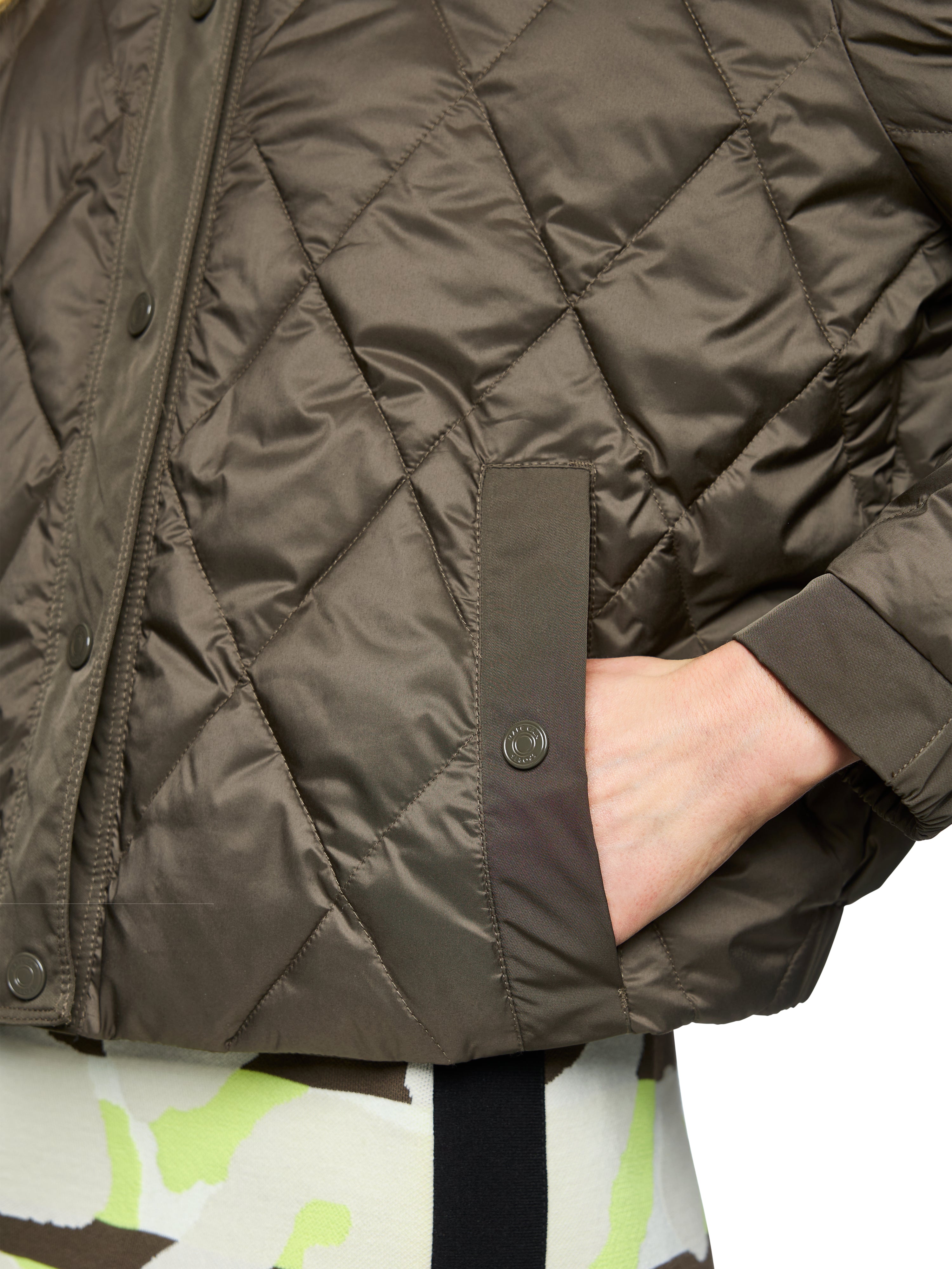 מעיל מרופד בגזרה רחבה עם כיסים צדדיים הרכב: 100% פוליאסטרהדוגמנית בגובה 1.79 ולובשת מידה 3 של מארק קיין