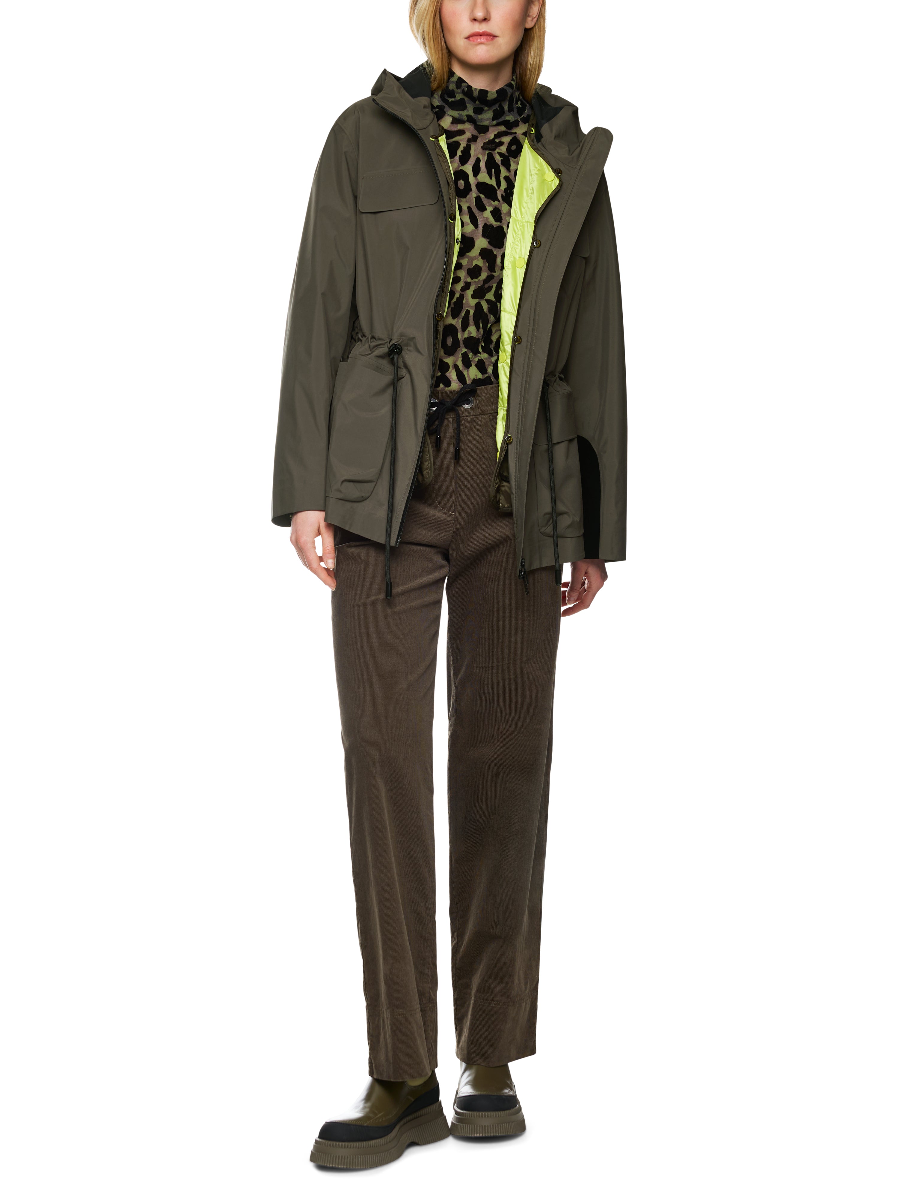 מעיל בגזרה ישרה עם צווארון גבוה, קפוצ'ון ורוכסן הרכב: 100% פוליאסטרהדוגמנית בגובה 1.79 ולובשת מידה 3 של מארק קיין