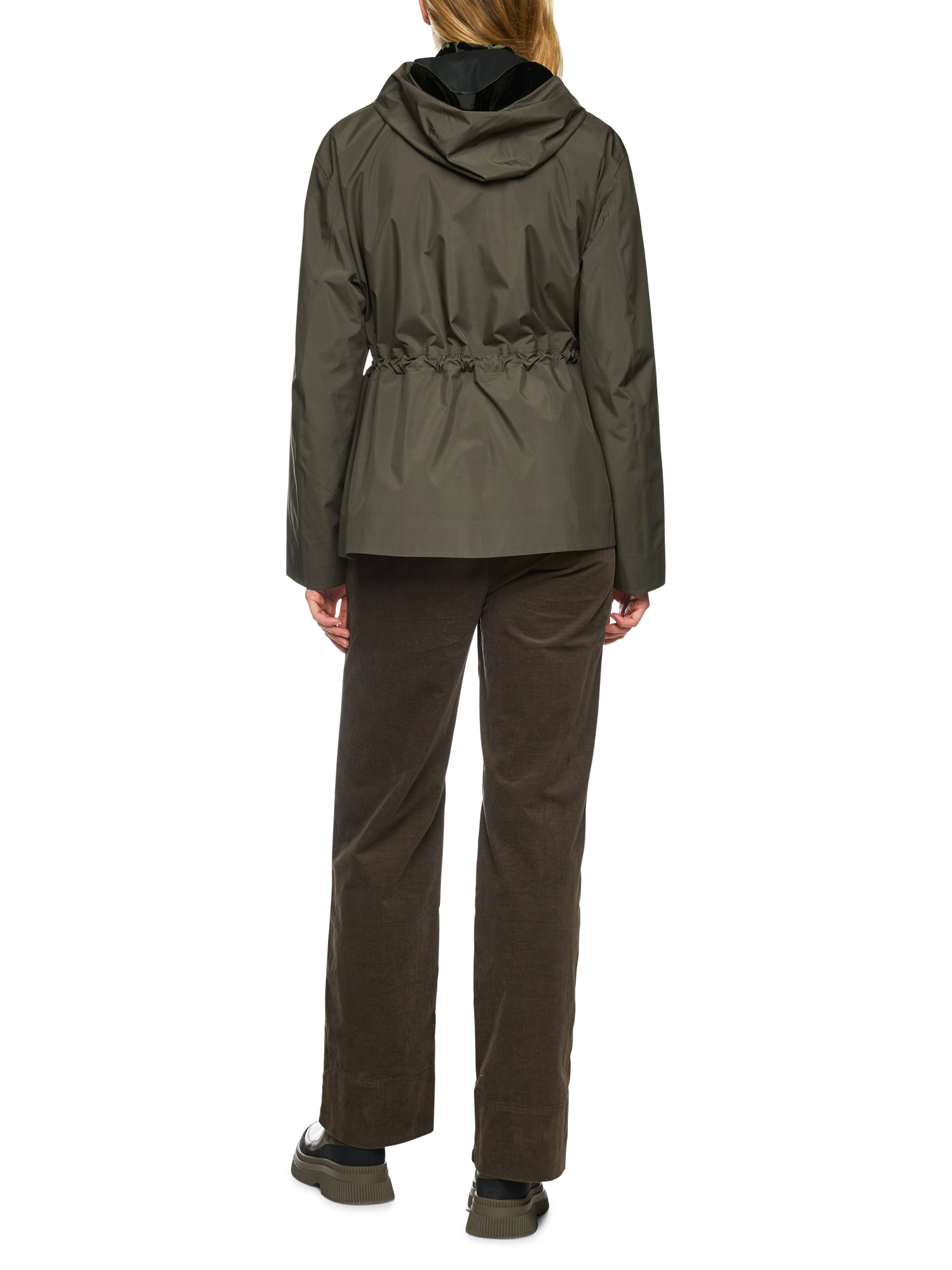 מעיל בגזרה ישרה עם צווארון גבוה, קפוצ'ון ורוכסן הרכב: 100% פוליאסטרהדוגמנית בגובה 1.79 ולובשת מידה 3 של מארק קיין