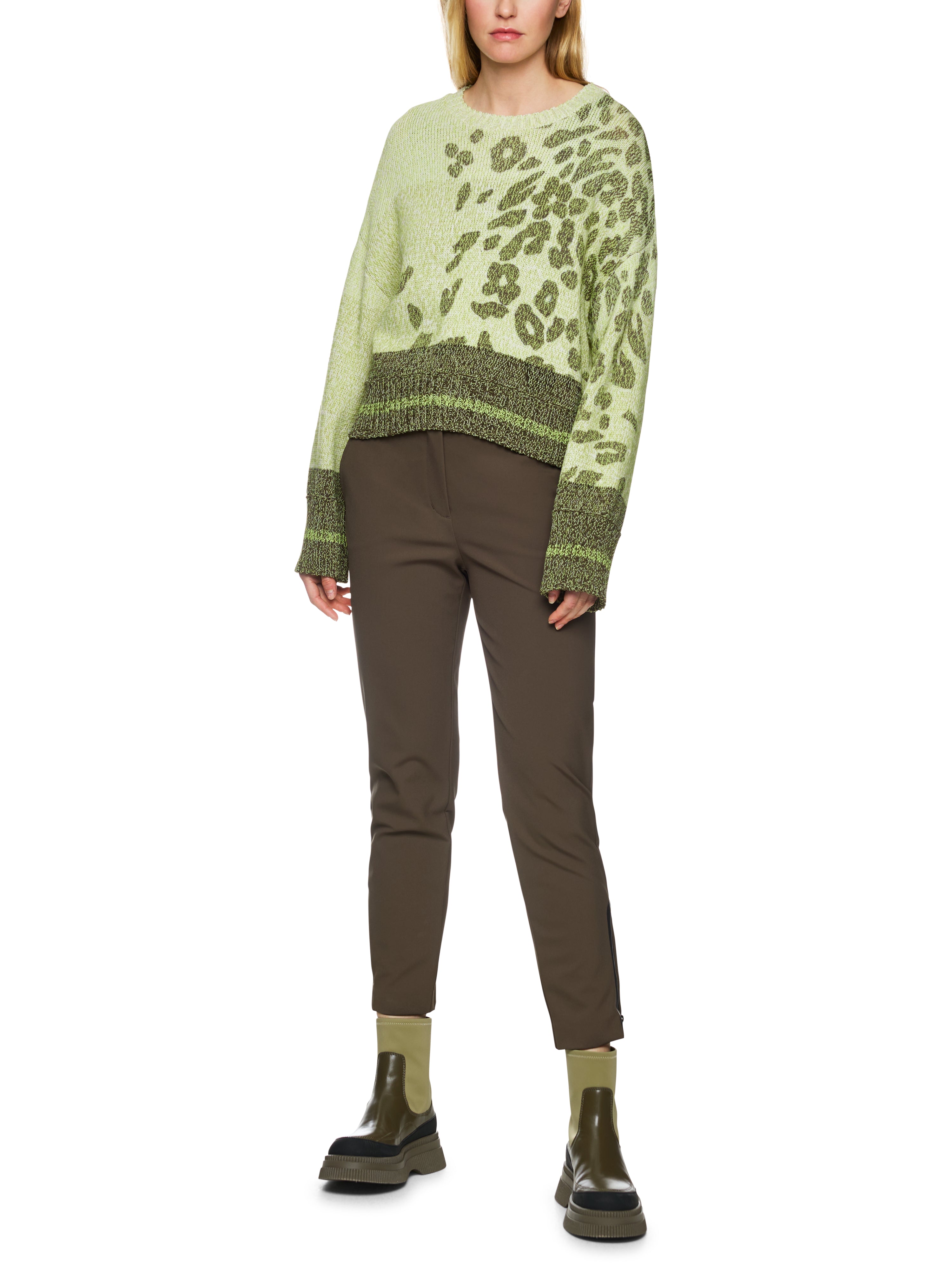 סוודר בגזרה רחבה עם צווארון עגול והדפסהרכב: 55% כותנה, 26% פוליאסטר, 19% פוליאמידהדוגמנית בגובה 1.79 ולובשת מידה 3 של מארק קיין