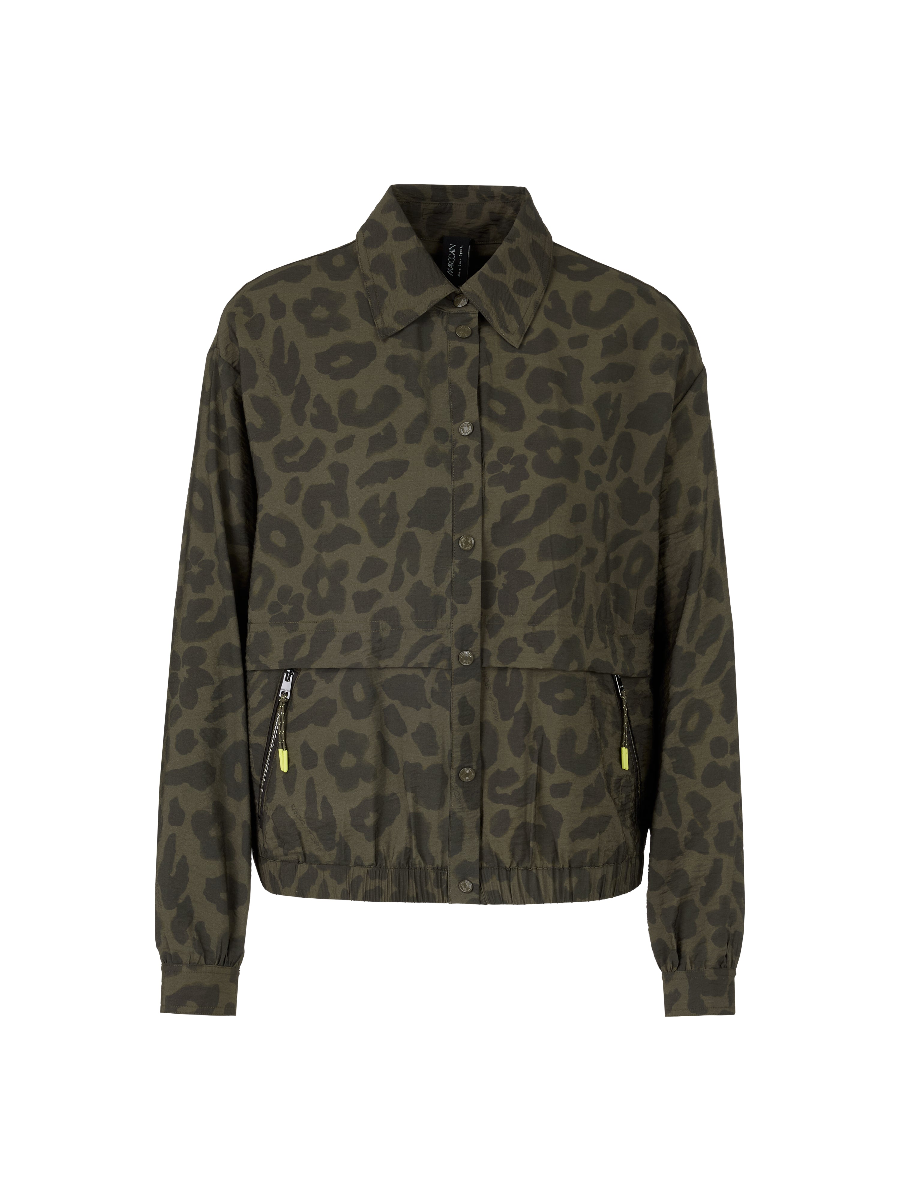 חולצה בגזרת אוברסייז עם צווארון, סגירת רוכסן וכפתורי לחץהרכב: 85% ויסקוזה, 15% פוליאמידהדוגמנית בגובה 1.79 ולובשת מידה 3 של מארק קיין