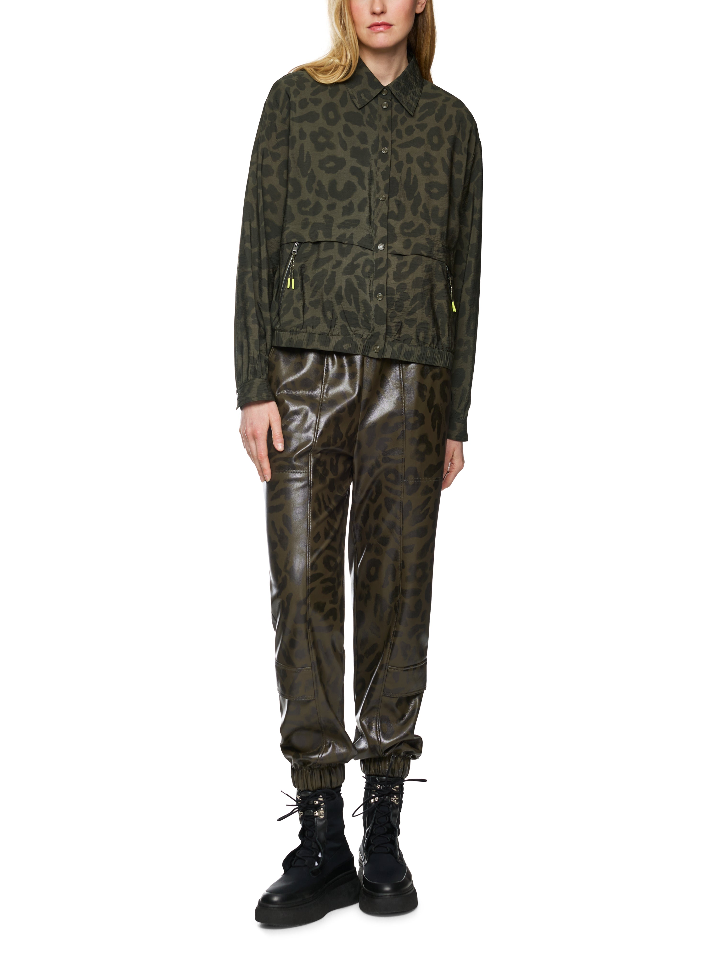 חולצה בגזרת אוברסייז עם צווארון, סגירת רוכסן וכפתורי לחץהרכב: 85% ויסקוזה, 15% פוליאמידהדוגמנית בגובה 1.79 ולובשת מידה 3 של מארק קיין