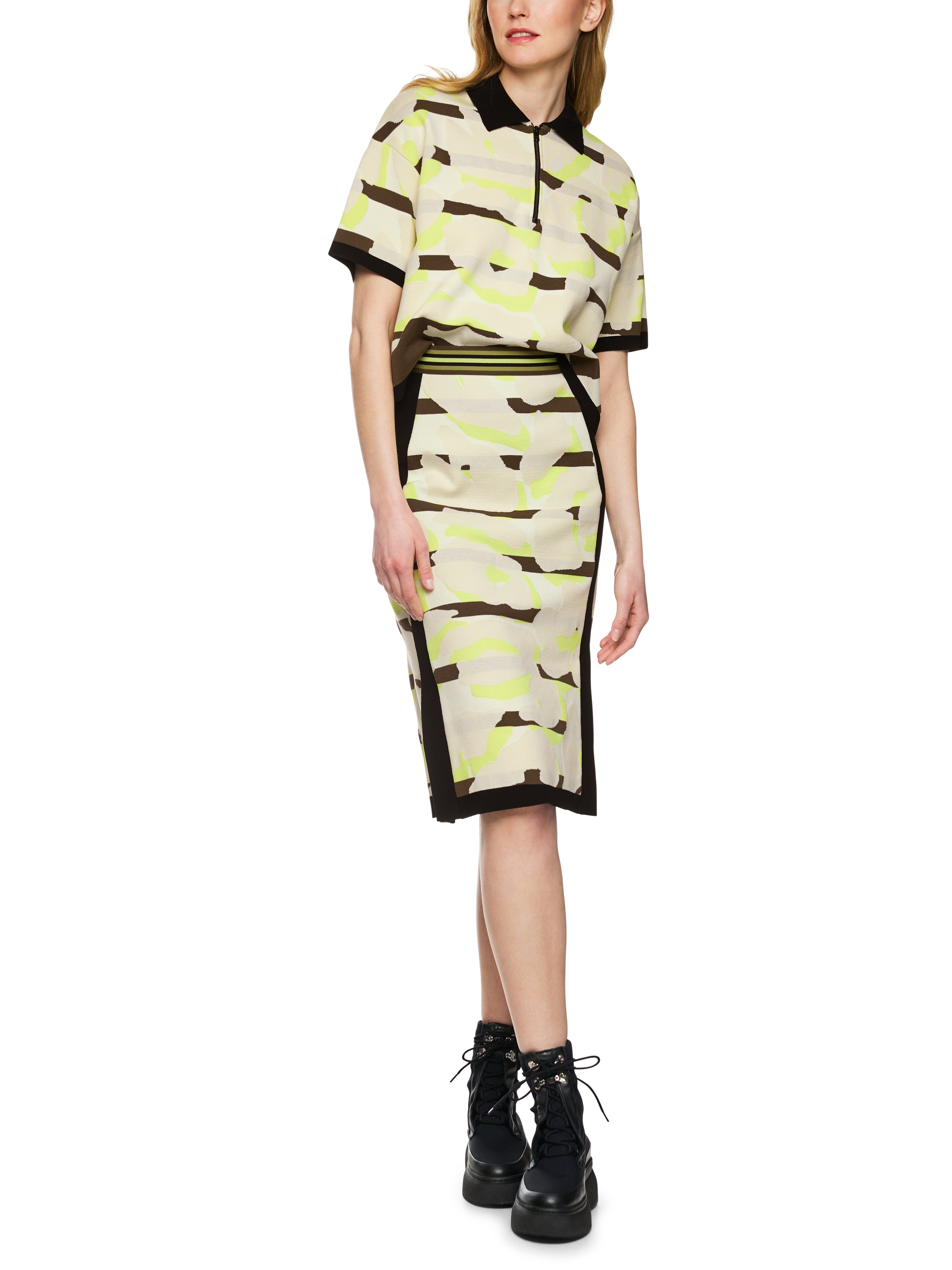 חצאית בגזרה צמודה עם חגורת מותן אלסטיתהרכב: 63% כותנה, 21% ויסקוזה, 15% פוליאסטר, 1% אלסטןהדוגמנית בגובה 1.79 ולובשת מידה 3 של מארק קיין