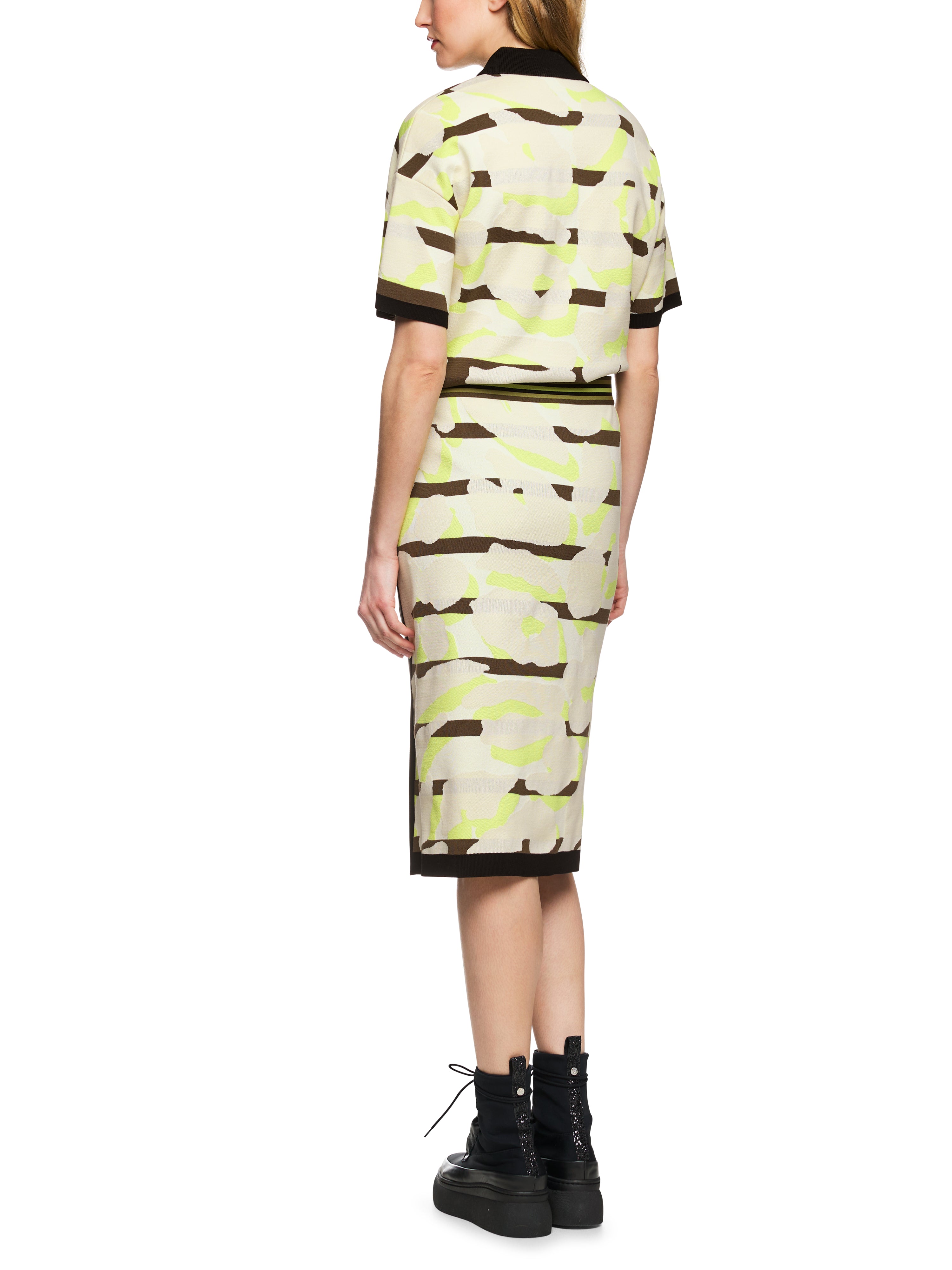 חצאית בגזרה צמודה עם חגורת מותן אלסטיתהרכב: 63% כותנה, 21% ויסקוזה, 15% פוליאסטר, 1% אלסטןהדוגמנית בגובה 1.79 ולובשת מידה 3 של מארק קיין