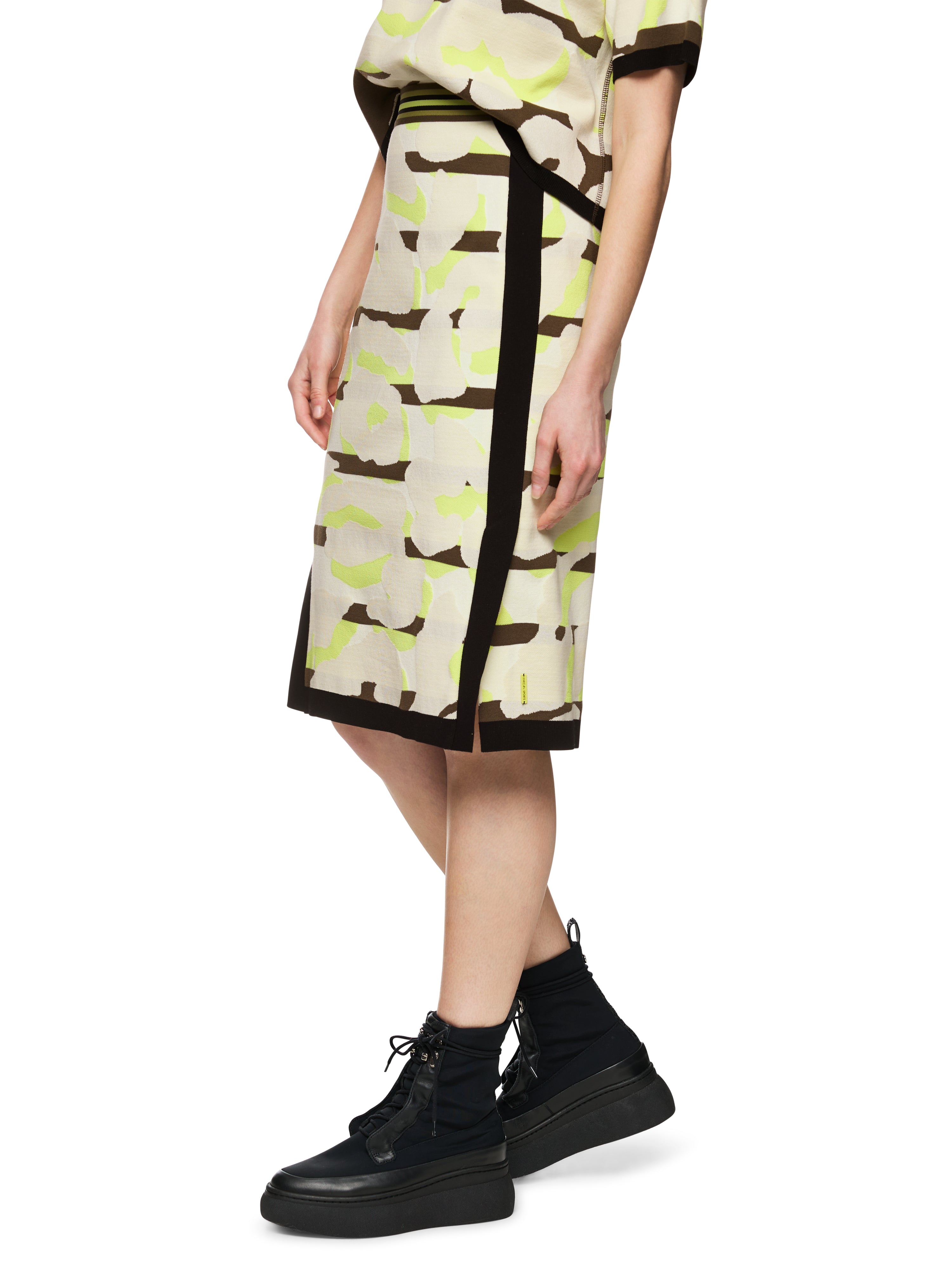 חצאית בגזרה צמודה עם חגורת מותן אלסטיתהרכב: 63% כותנה, 21% ויסקוזה, 15% פוליאסטר, 1% אלסטןהדוגמנית בגובה 1.79 ולובשת מידה 3 של מארק קיין