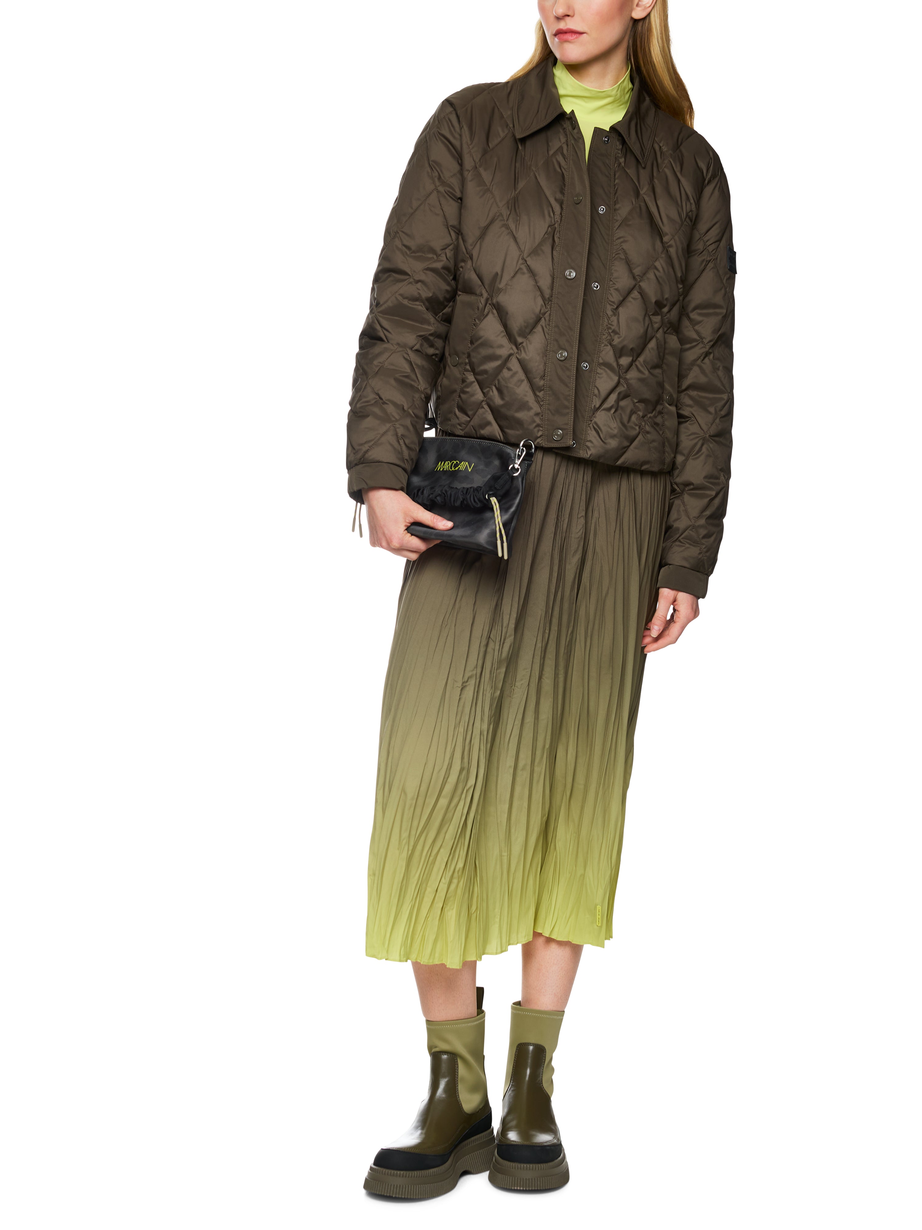 חצאית קפלים בגזרה A עם אפקט אומברההרכב: 100% פוליאסטרהדוגמנית בגובה 1.79 ולובשת מידה 3 של מארק קיין