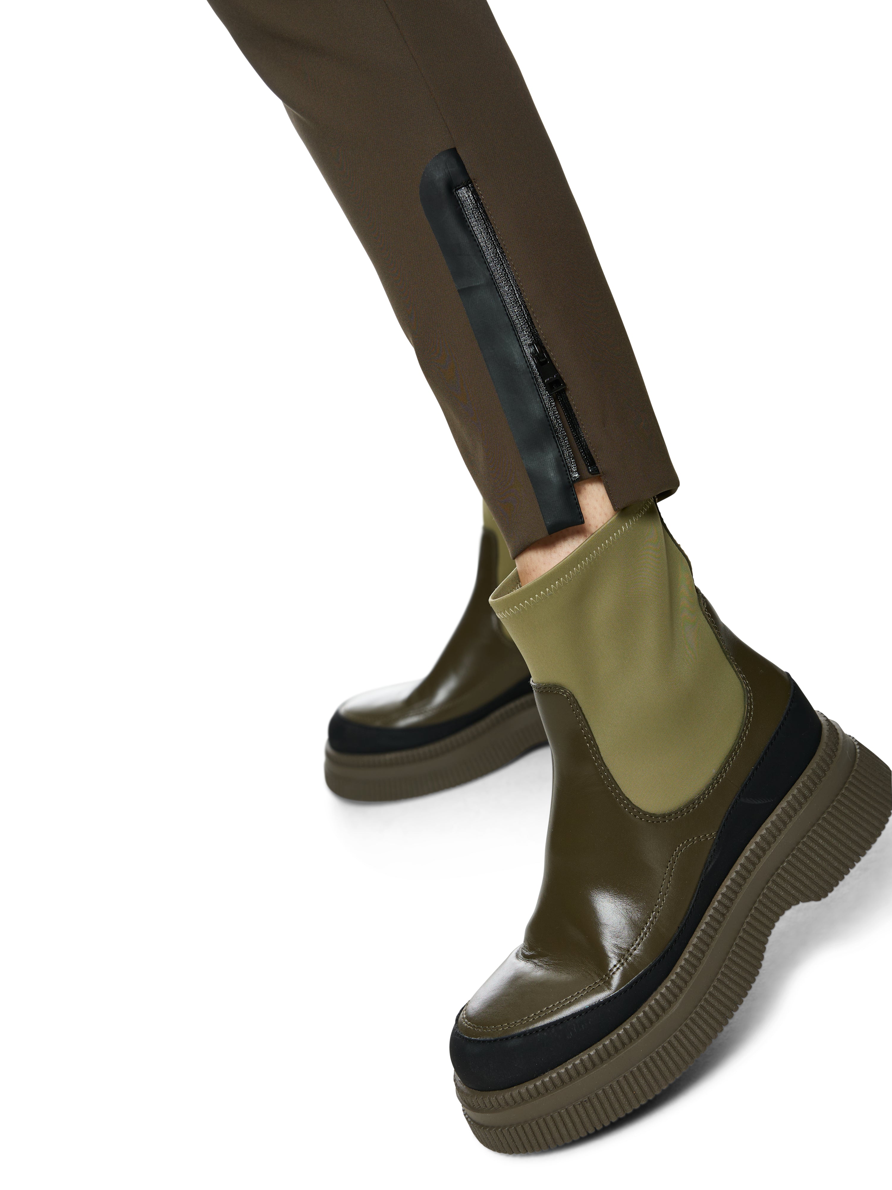 מכנסיים בגזרה גבוהה עם כיסים צדדייםהרכב: 85% פוליאמיד, 15% אלסטןהדוגמנית בגובה 1.79 ולובשת מידה 3 של מארק קיין