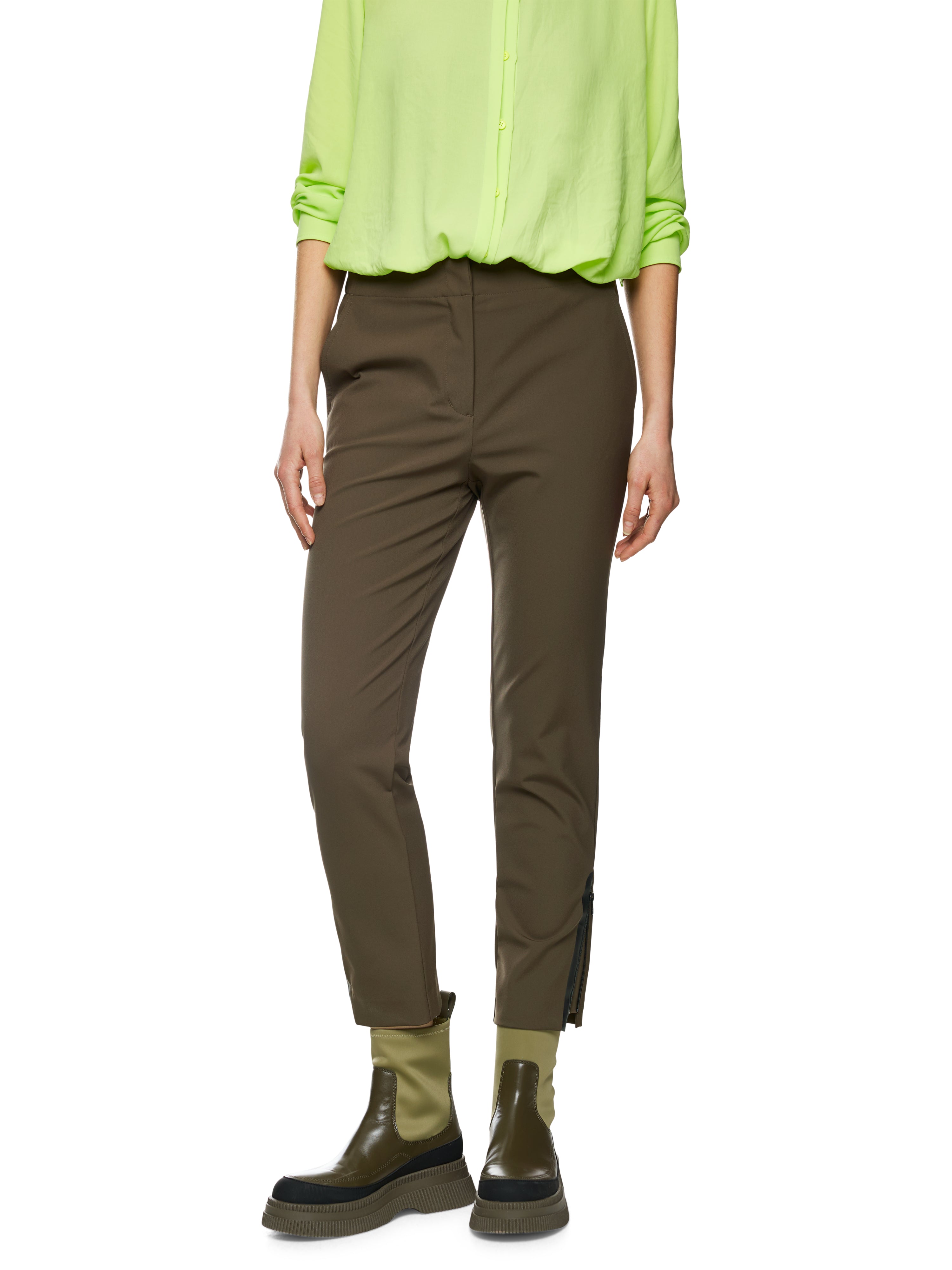 מכנסיים בגזרה גבוהה עם כיסים צדדייםהרכב: 85% פוליאמיד, 15% אלסטןהדוגמנית בגובה 1.79 ולובשת מידה 3 של מארק קיין