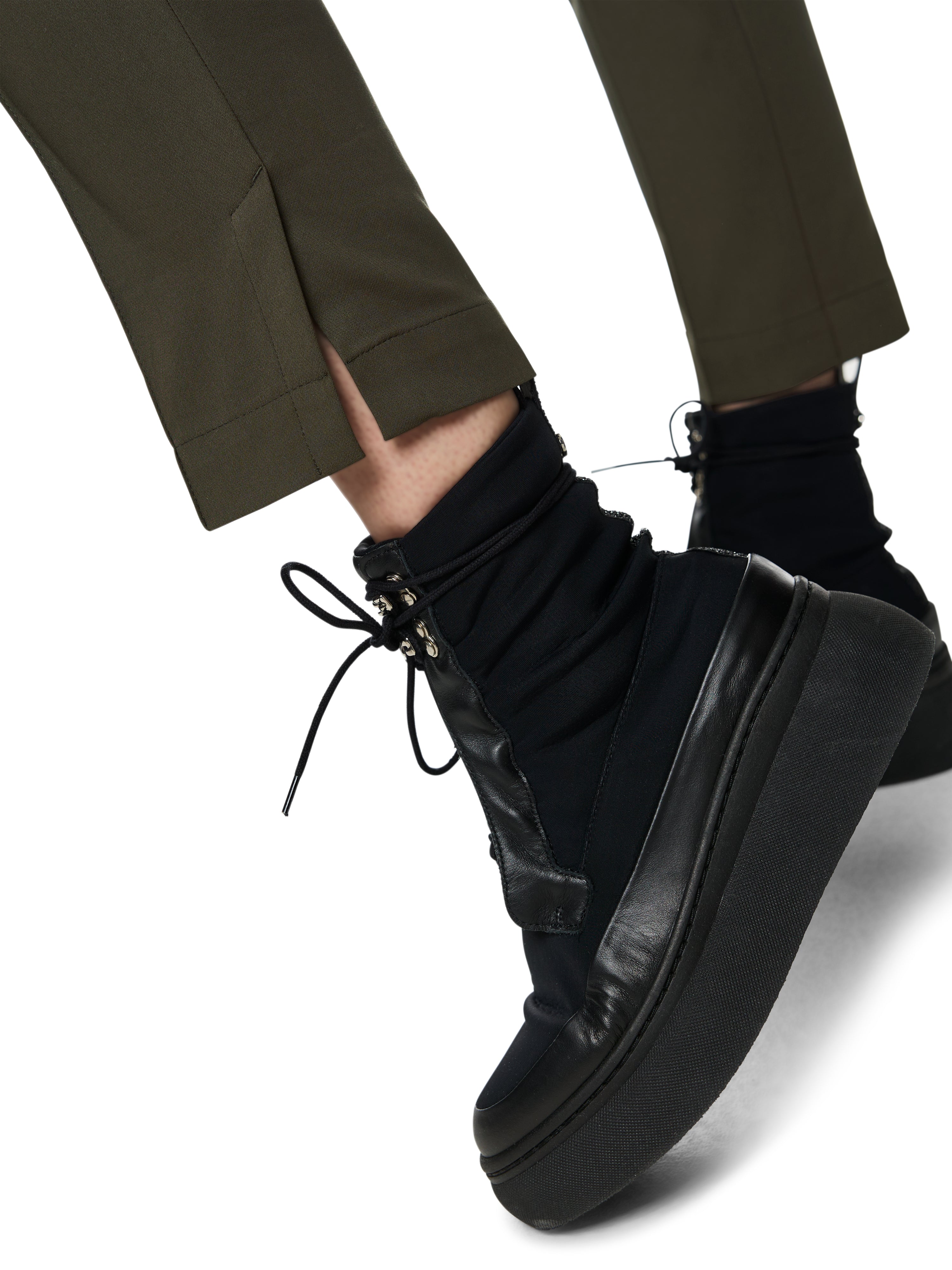 מכנסיים בגזרה צמודה עם רצועה אלסטית במותןהרכב: 50% כותנה, 47% פוליאסטר, 3% אלסטןהדוגמנית בגובה 1.79 ולובשת מידה 3 של מארק קיין