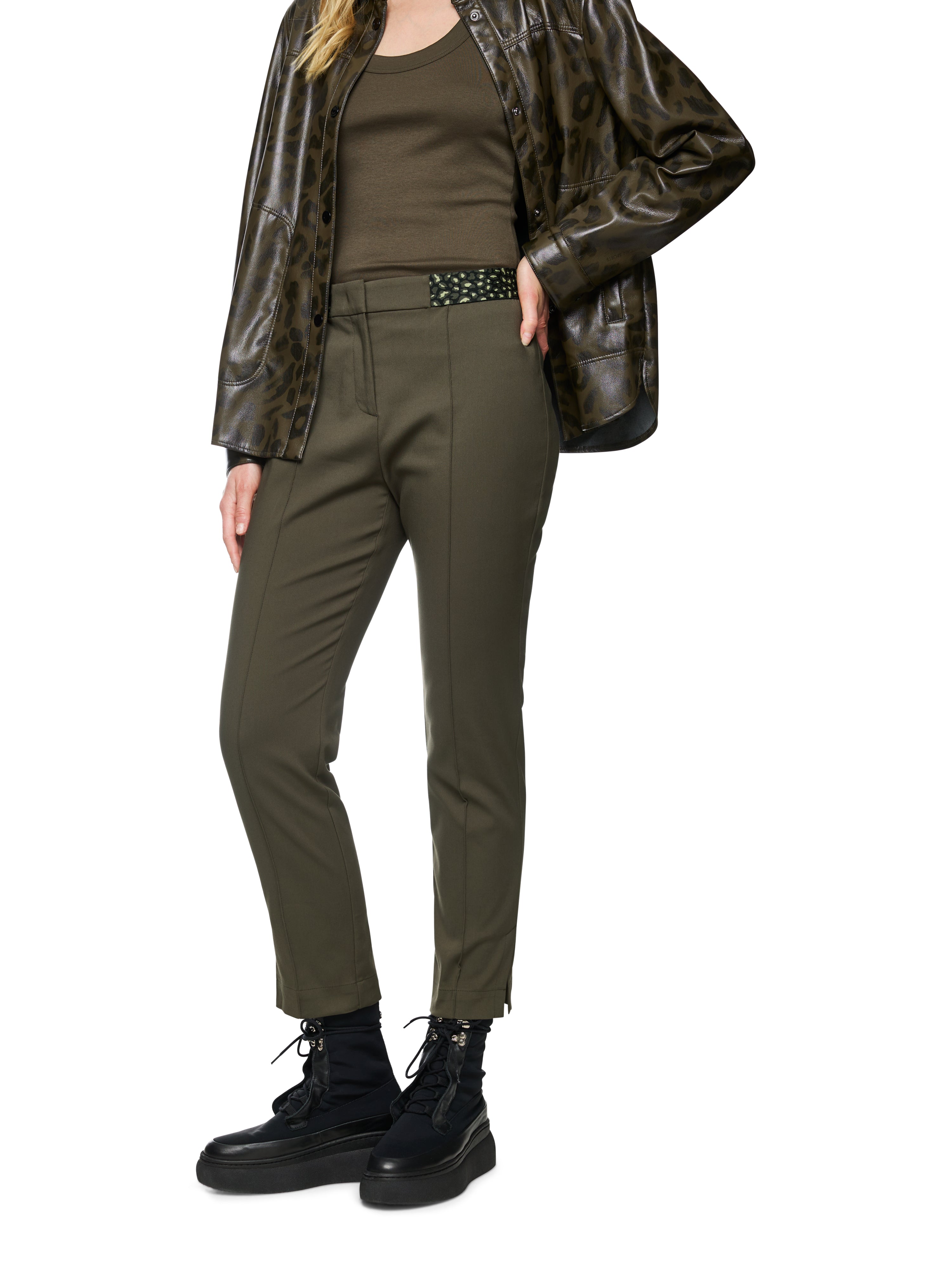 מכנסיים בגזרה צמודה עם רצועה אלסטית במותןהרכב: 50% כותנה, 47% פוליאסטר, 3% אלסטןהדוגמנית בגובה 1.79 ולובשת מידה 3 של מארק קיין