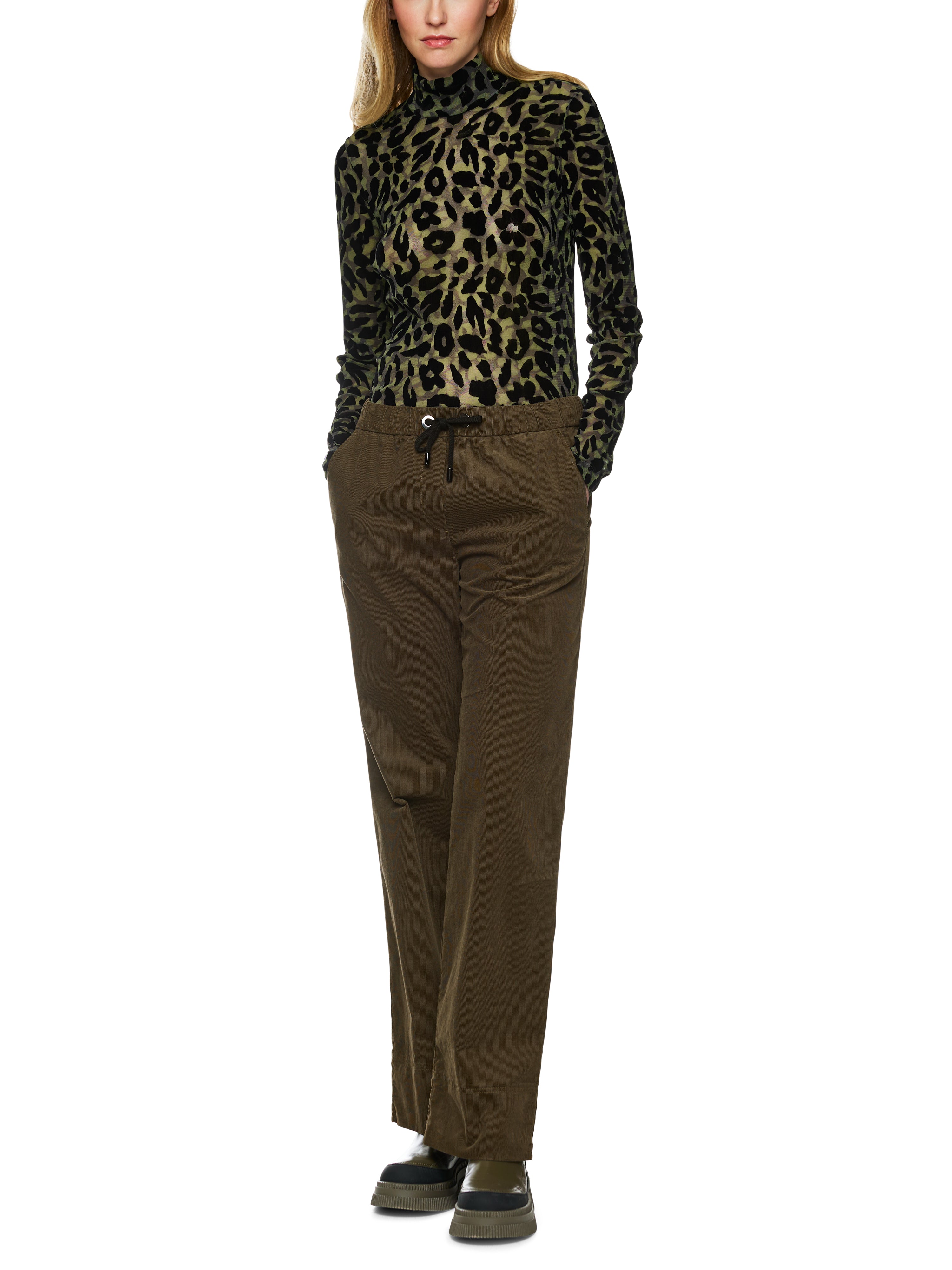 מכנסי קורדרוי קז'ואל עם רצועה אלסטית במותן וכיסים צדדייםהרכב: 98% כותנה, 2% אלסטןהדוגמנית בגובה 1.79 ולובשת מידה 3 של מארק קיין