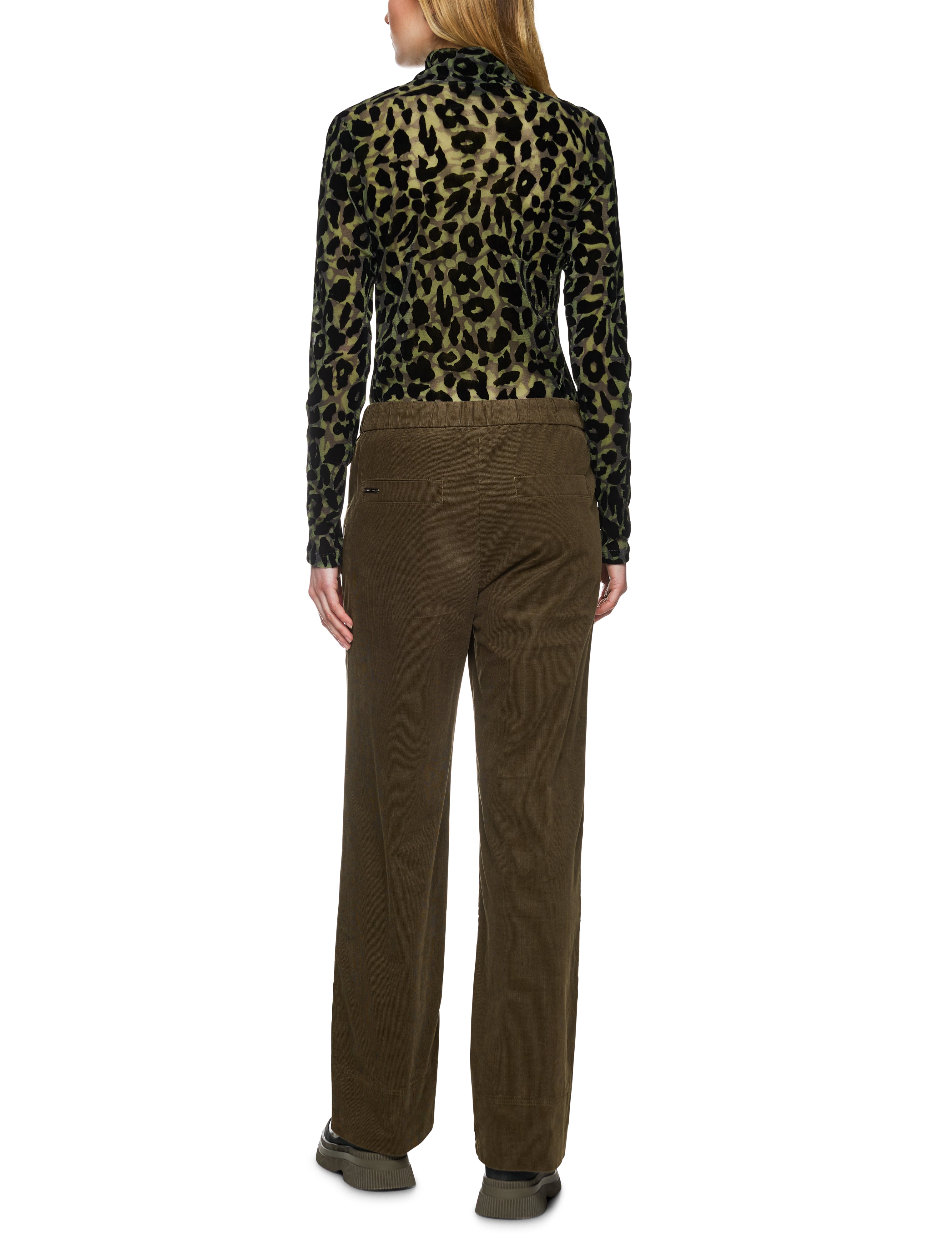 מכנסי קורדרוי קז'ואל עם רצועה אלסטית במותן וכיסים צדדייםהרכב: 98% כותנה, 2% אלסטןהדוגמנית בגובה 1.79 ולובשת מידה 3 של מארק קיין