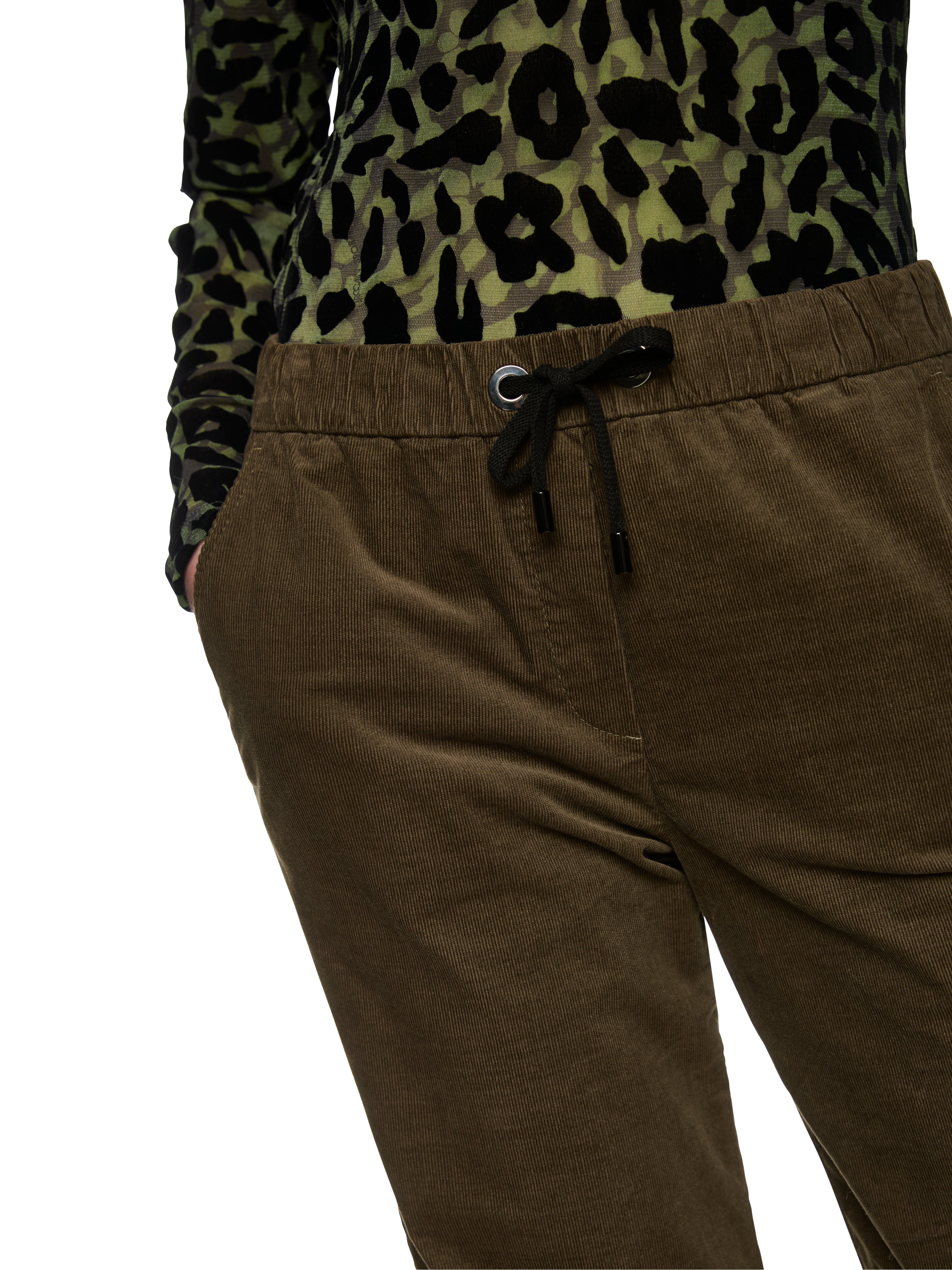 מכנסי קורדרוי קז'ואל עם רצועה אלסטית במותן וכיסים צדדייםהרכב: 98% כותנה, 2% אלסטןהדוגמנית בגובה 1.79 ולובשת מידה 3 של מארק קיין