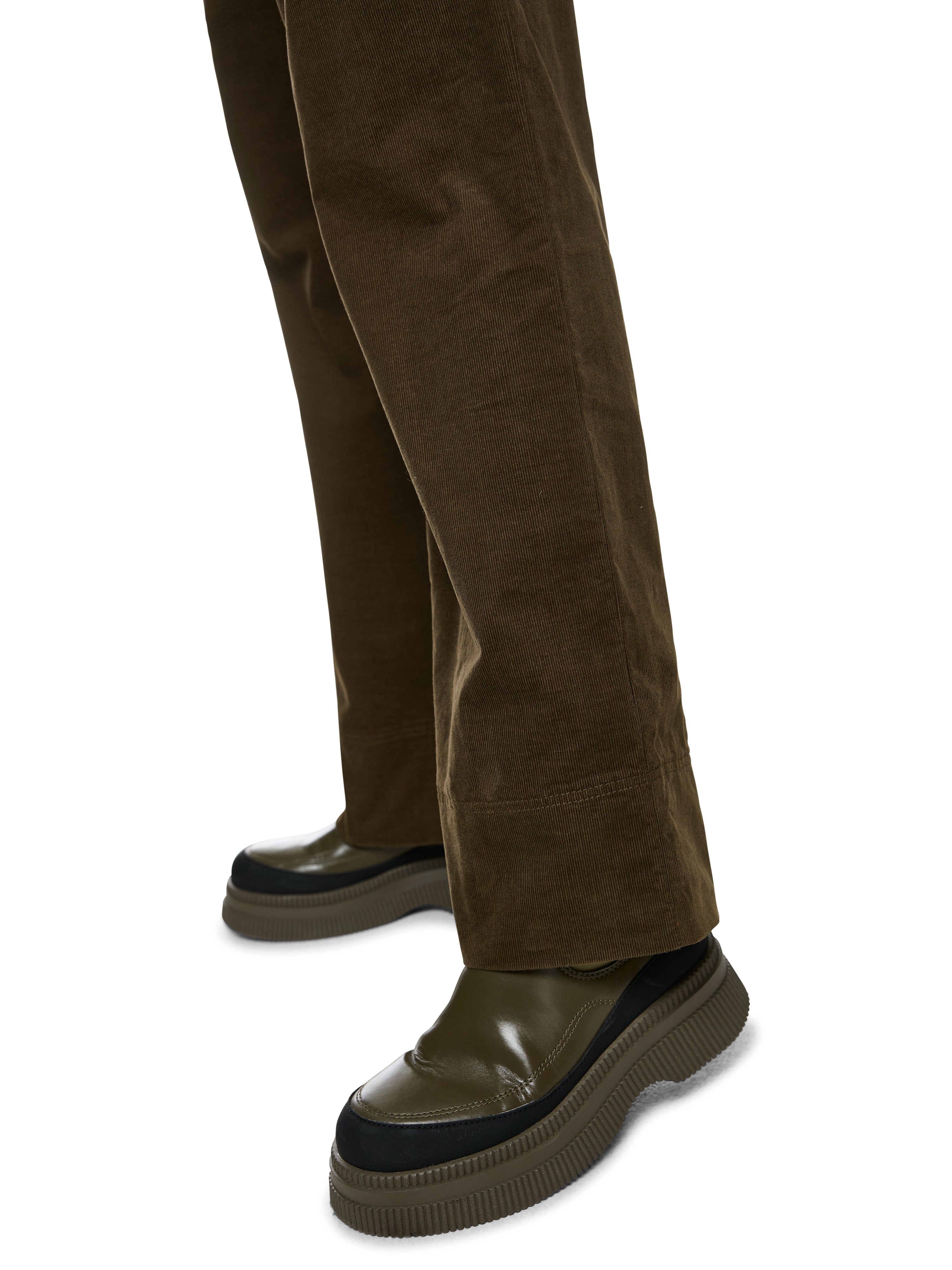 מכנסי קורדרוי קז'ואל עם רצועה אלסטית במותן וכיסים צדדייםהרכב: 98% כותנה, 2% אלסטןהדוגמנית בגובה 1.79 ולובשת מידה 3 של מארק קיין