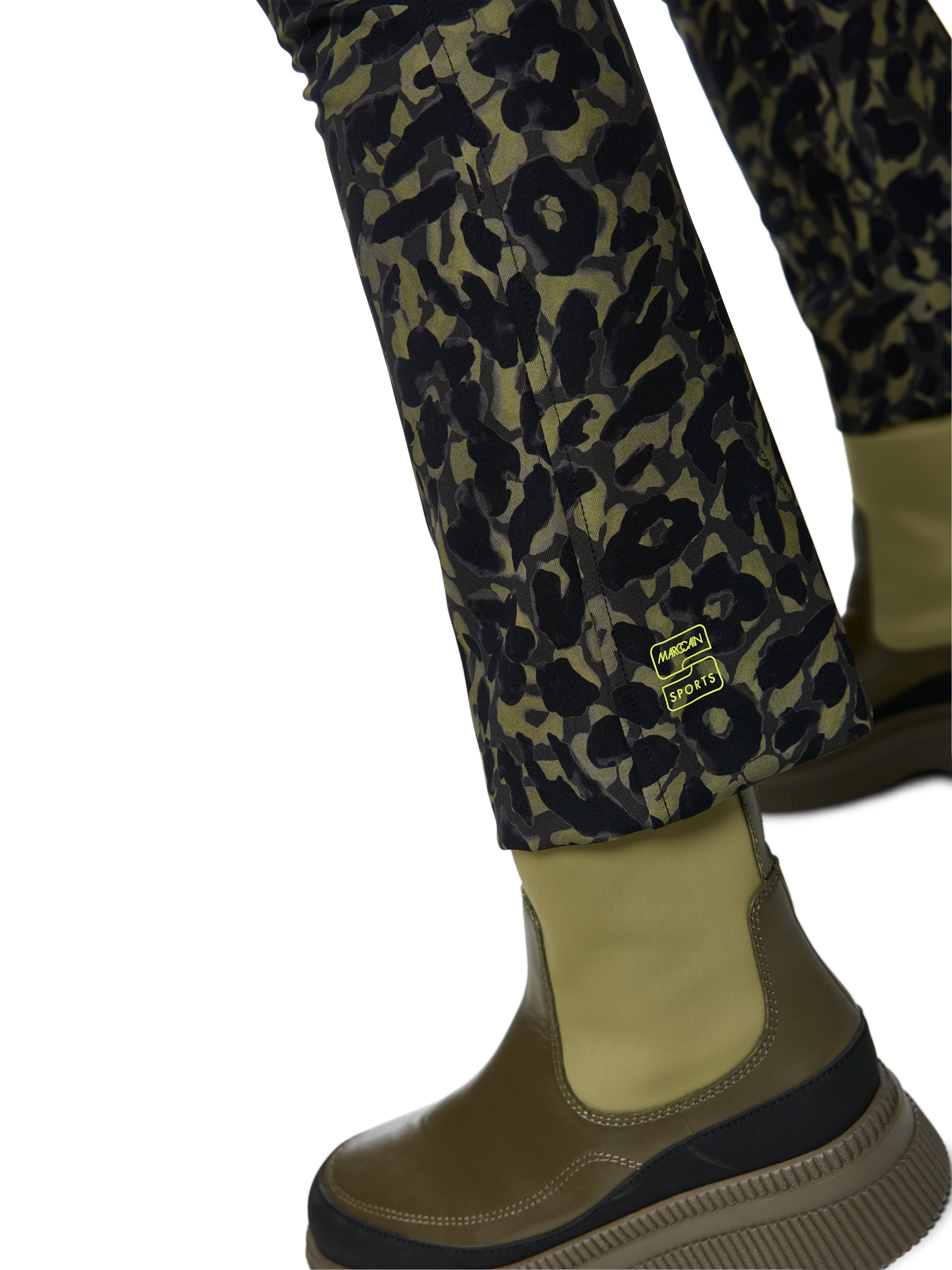 מכנסי טייץ עם גומיית מותן אלסטיתהרכב: 47% פוליאמיד, 42% פוליאסטר, 11% אלסטןהדוגמנית בגובה 1.79 ולובשת מידה 3 של מארק קיין