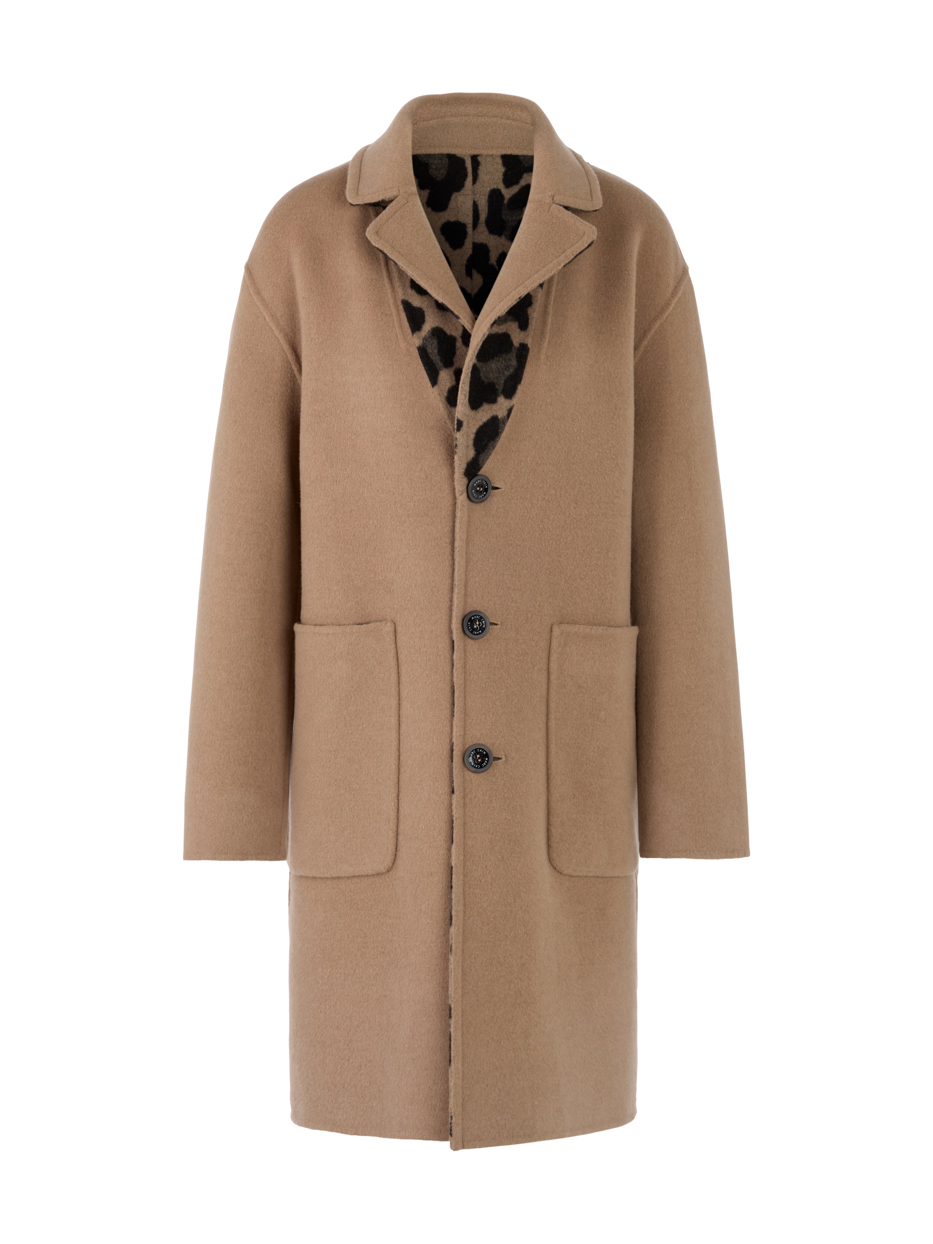 מעיל דו צדדי בגזרה ישרה, צד אחד בדוגמת נמר עם כיסי רוכסן, הצד השני בגוון בז' אלגנטי עם כיסים פתוחיםאורך המעיל מסתיים מעל הברך ונסגר בשלושה כפתוריםהרכב בד: 80% צמר, 20% פוליאמידהדוגמנית בגובה 1.79 ולובשת מידה 3 של מארק קיין 