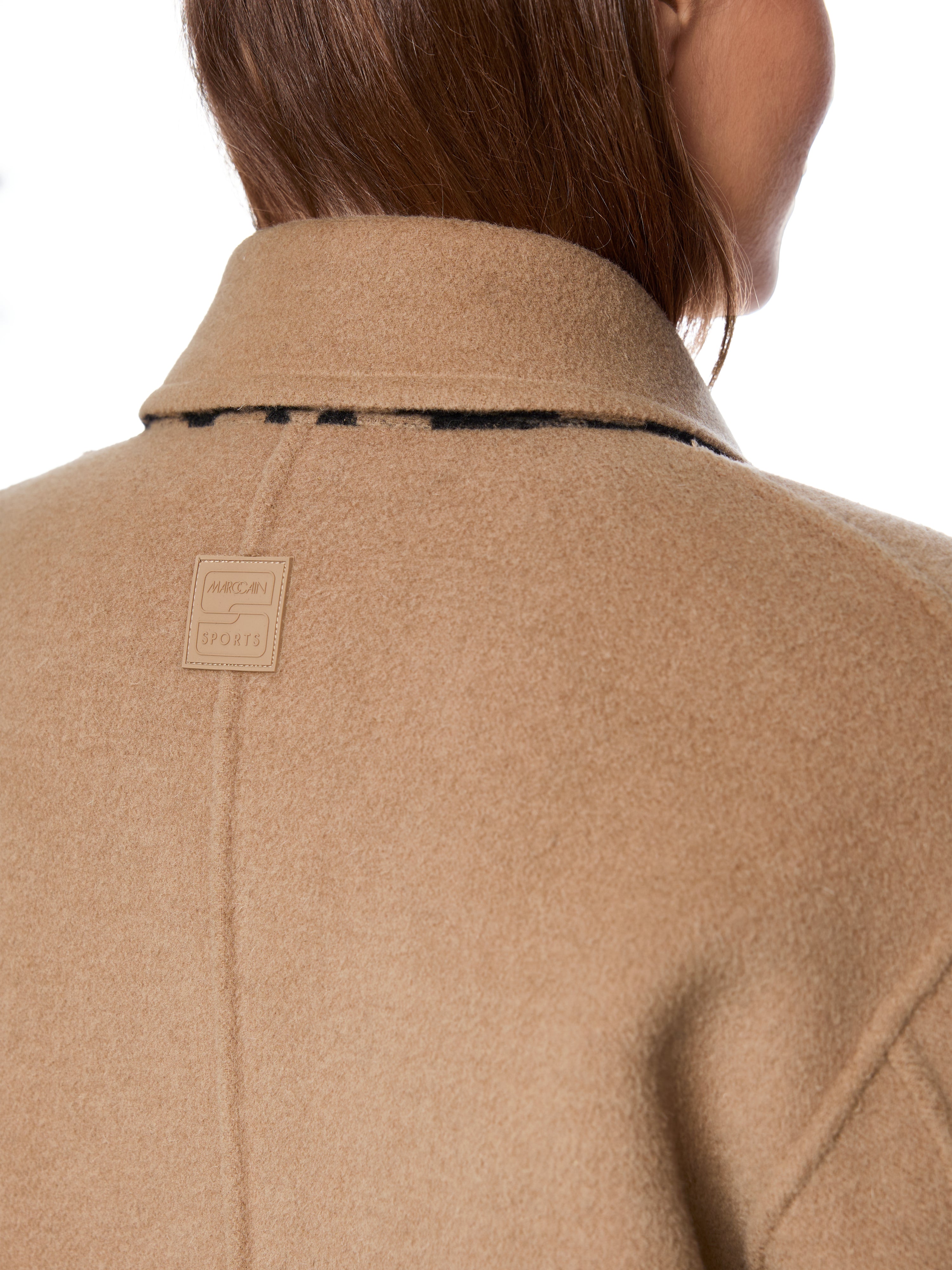 מעיל דו צדדי בגזרה ישרה, צד אחד בדוגמת נמר עם כיסי רוכסן, הצד השני בגוון בז' אלגנטי עם כיסים פתוחיםאורך המעיל מסתיים מעל הברך ונסגר בשלושה כפתוריםהרכב בד: 80% צמר, 20% פוליאמידהדוגמנית בגובה 1.79 ולובשת מידה 3 של מארק קיין 