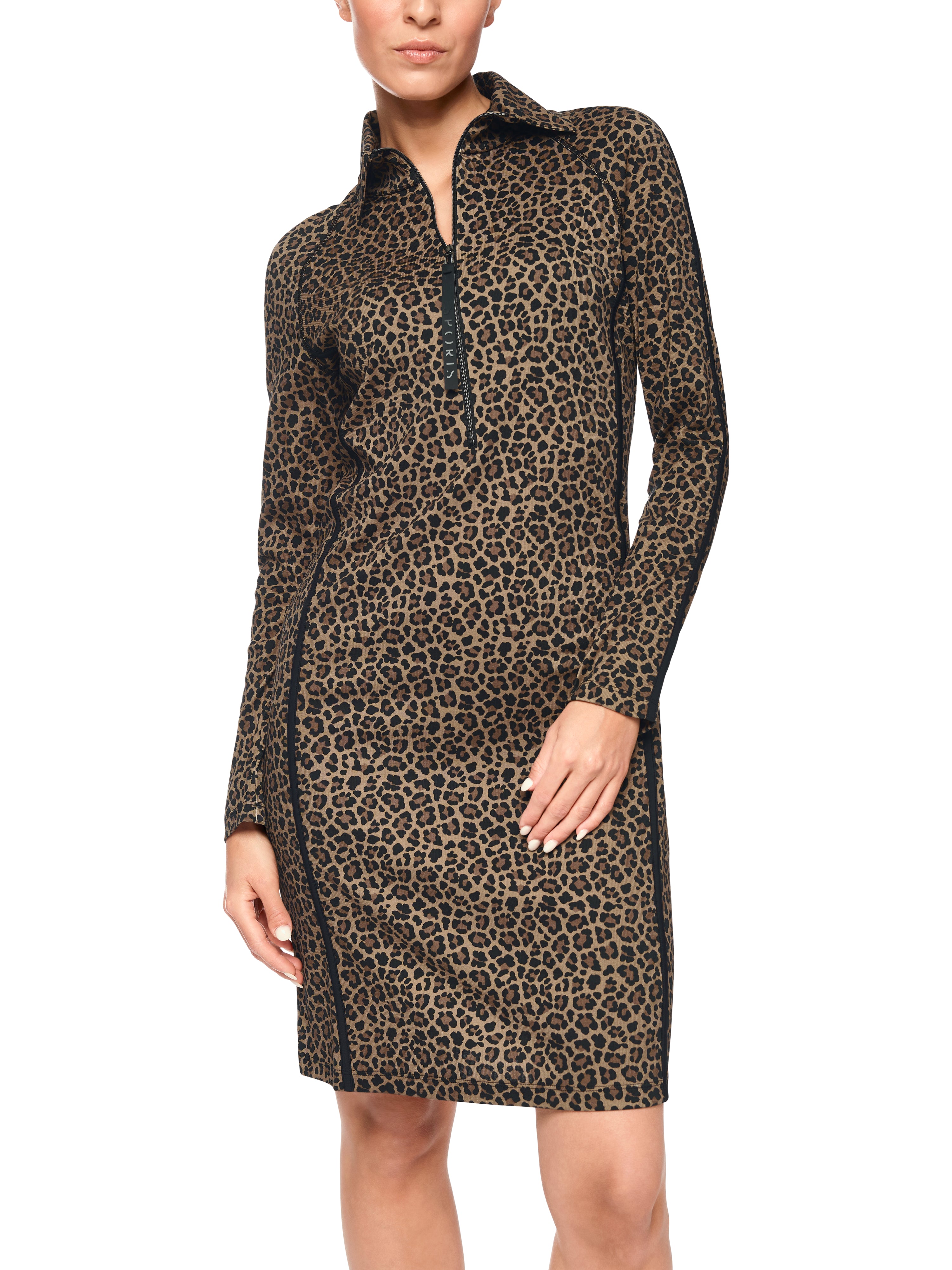 שמלה בגזרה מידי בהדפס מנומר מבד ג’רזי מחוספס ורוכסן פולו עד 40 ס״ממעוטרת ברצועות דקורטיביות בצדדים ובשרווליםהרכב בד: 94% כותנה, 6% אלסטןהדוגמנית בגובה 1.79 מ' ולובשת מידה 3 של מארק קיין