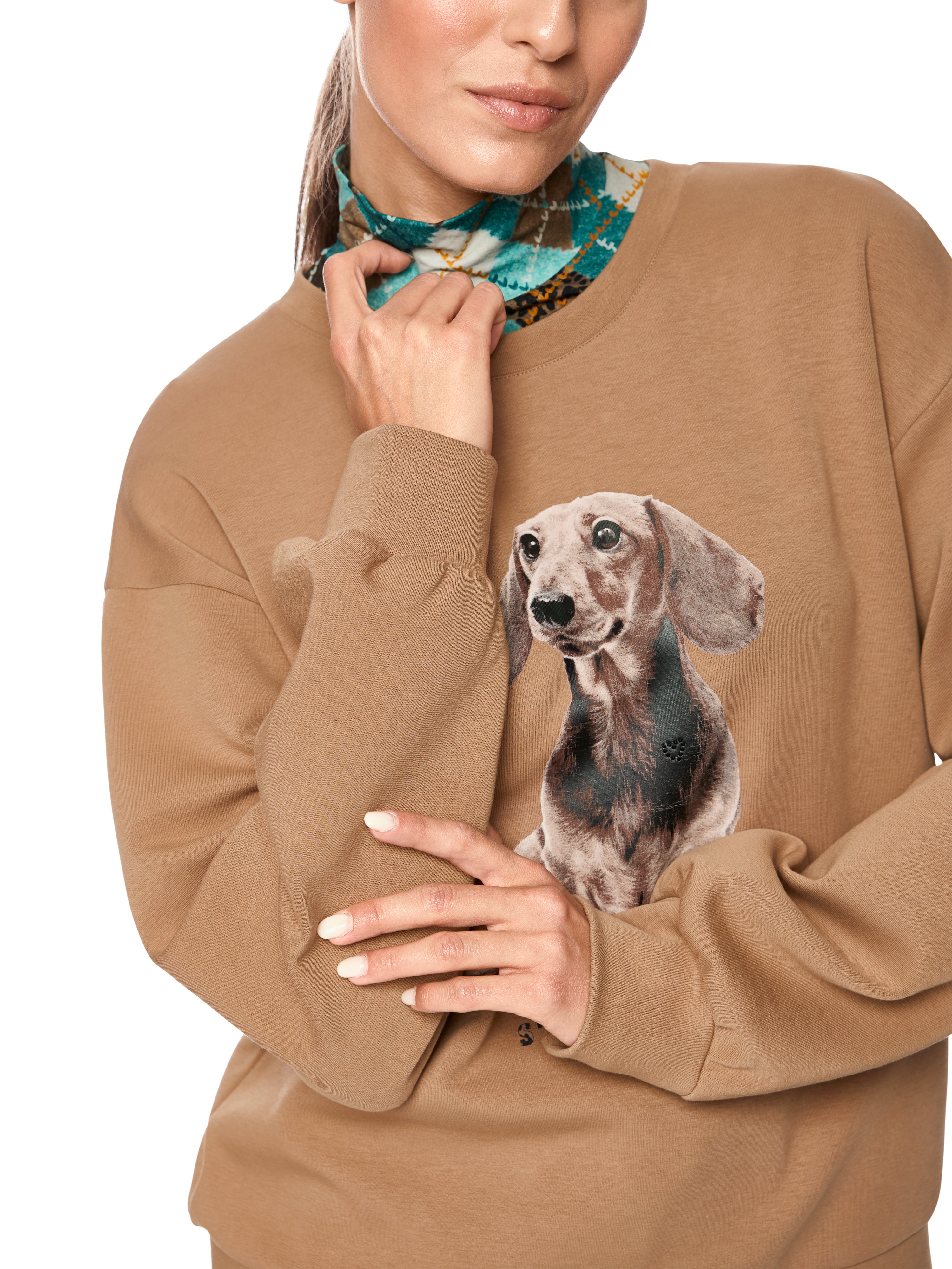 סווטשירט בגזרה רחבה מבד רך ונעיםעם הדפס כלב תחש מתוק בחלק הקדמיהרכב בד: 88% כותנה, 8% פוליאסטר, 4% אלסטאןהדוגמנית בגובה 1.79 ולובשת מידה 3 של מארק קיין 