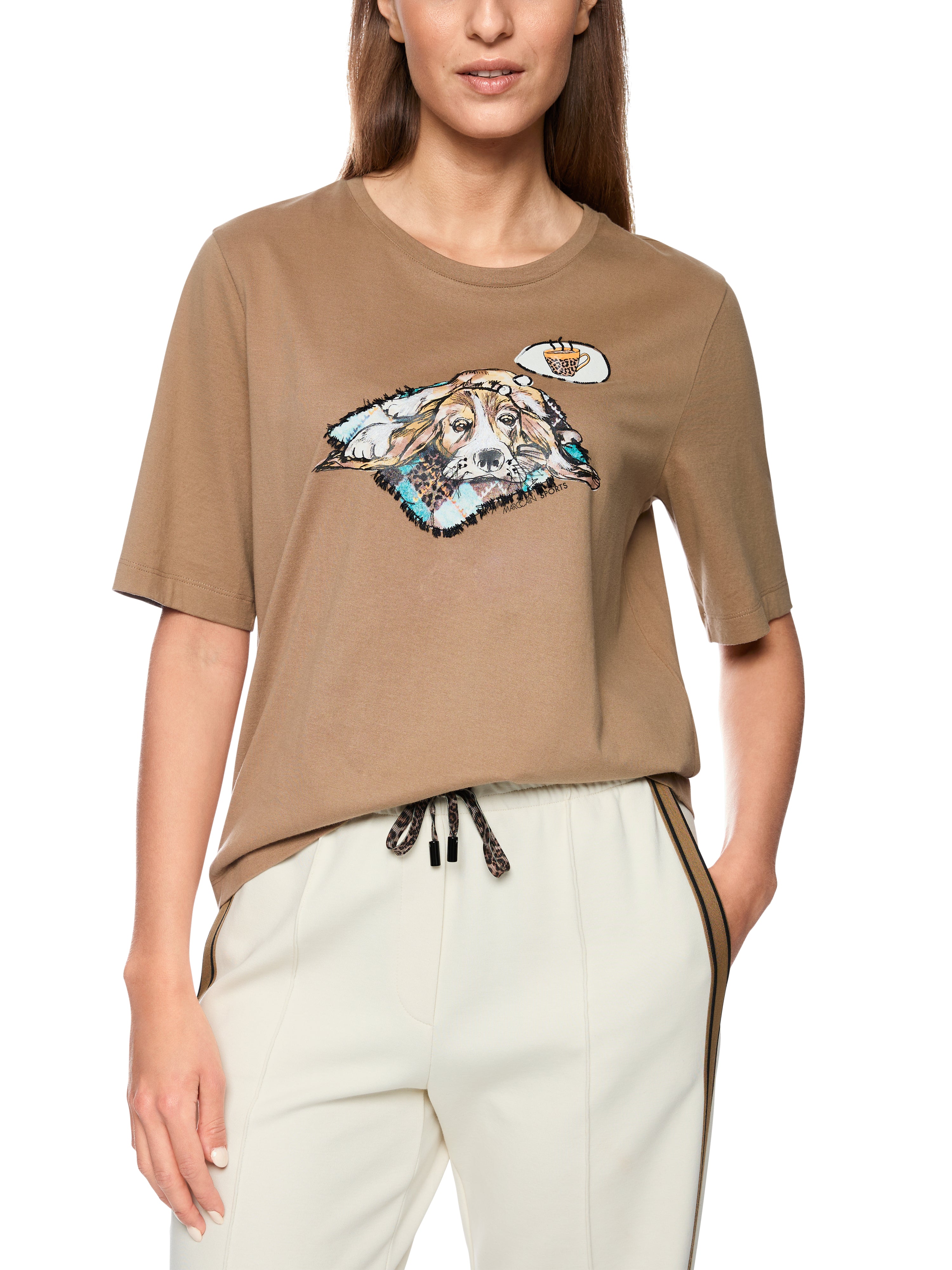 חולצת טי קצרה בצבע חום בהיר בגזרה רפויה ונעימהמעוטרת בהדפס כלב חמוד עם אבנים מנצנצות ופרטים עדיניםהרכב בד: 100% כותנההדוגמנית בגובה 1.79 ולובשת מידה 3 של מארק קיין