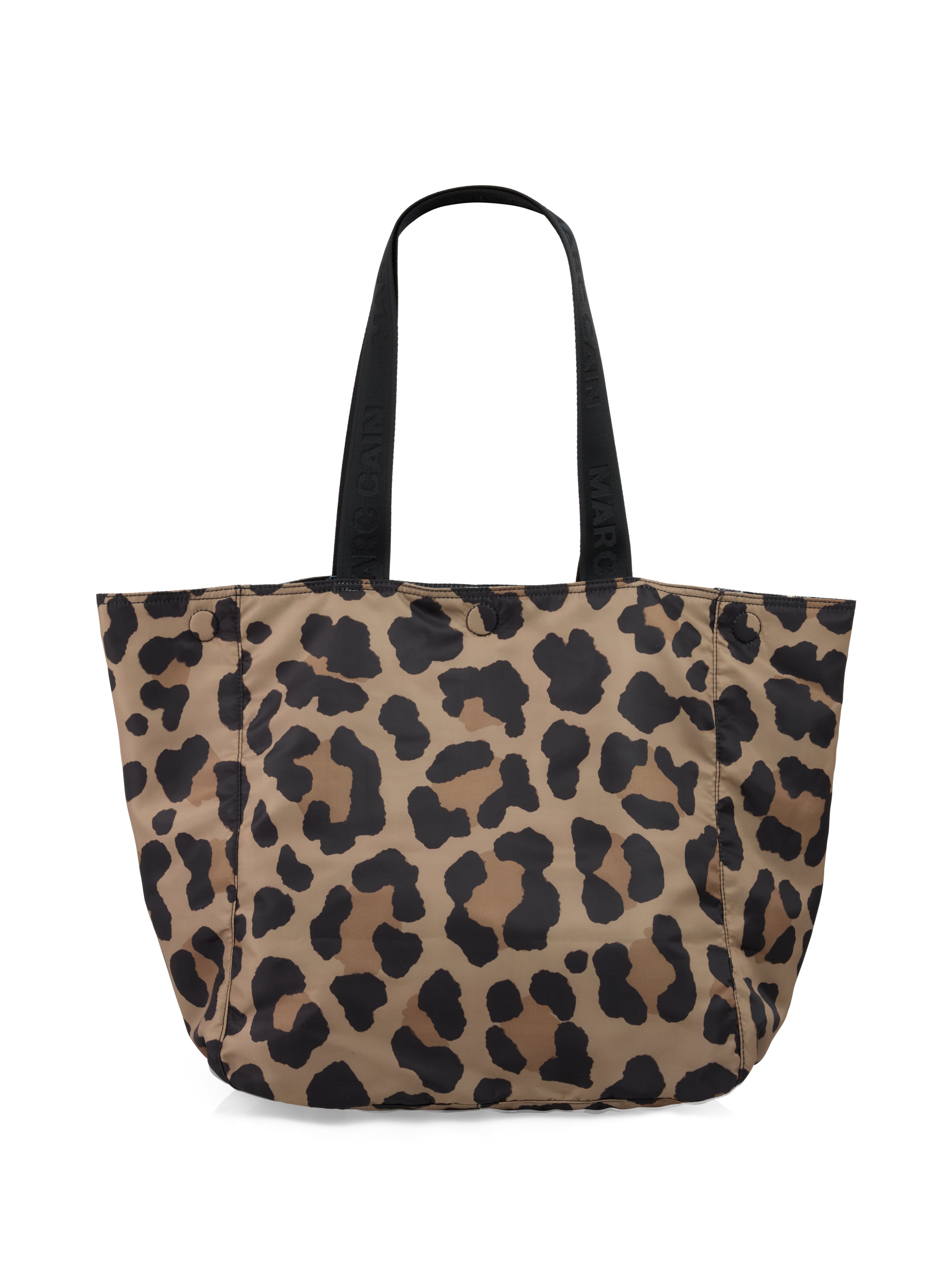 תיק שק הפיך לנשיאה, בגוון מוקה עם הדפס ייחודיצד אחד בדוגמת נמר, הצד השני עם איורי כלבים, כולל סגירה במגנט ורצועות לנשיאה על הכתף.הרכב בד: 100% פוליאסטר בציפוי פוליאוריתןמידות: 36*13*57 ס"מ